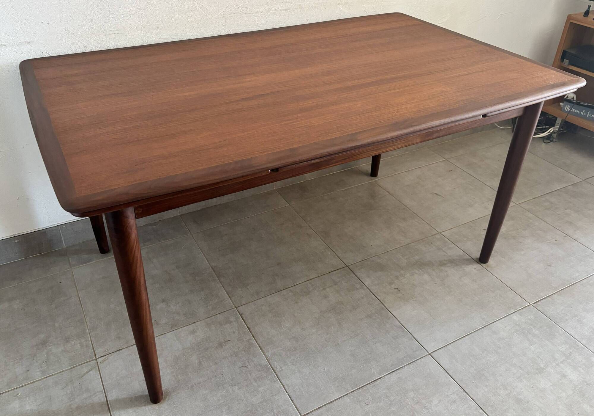 Extendable teak table in Scandinavian/Danish style, Ligne Roset, 1960s.