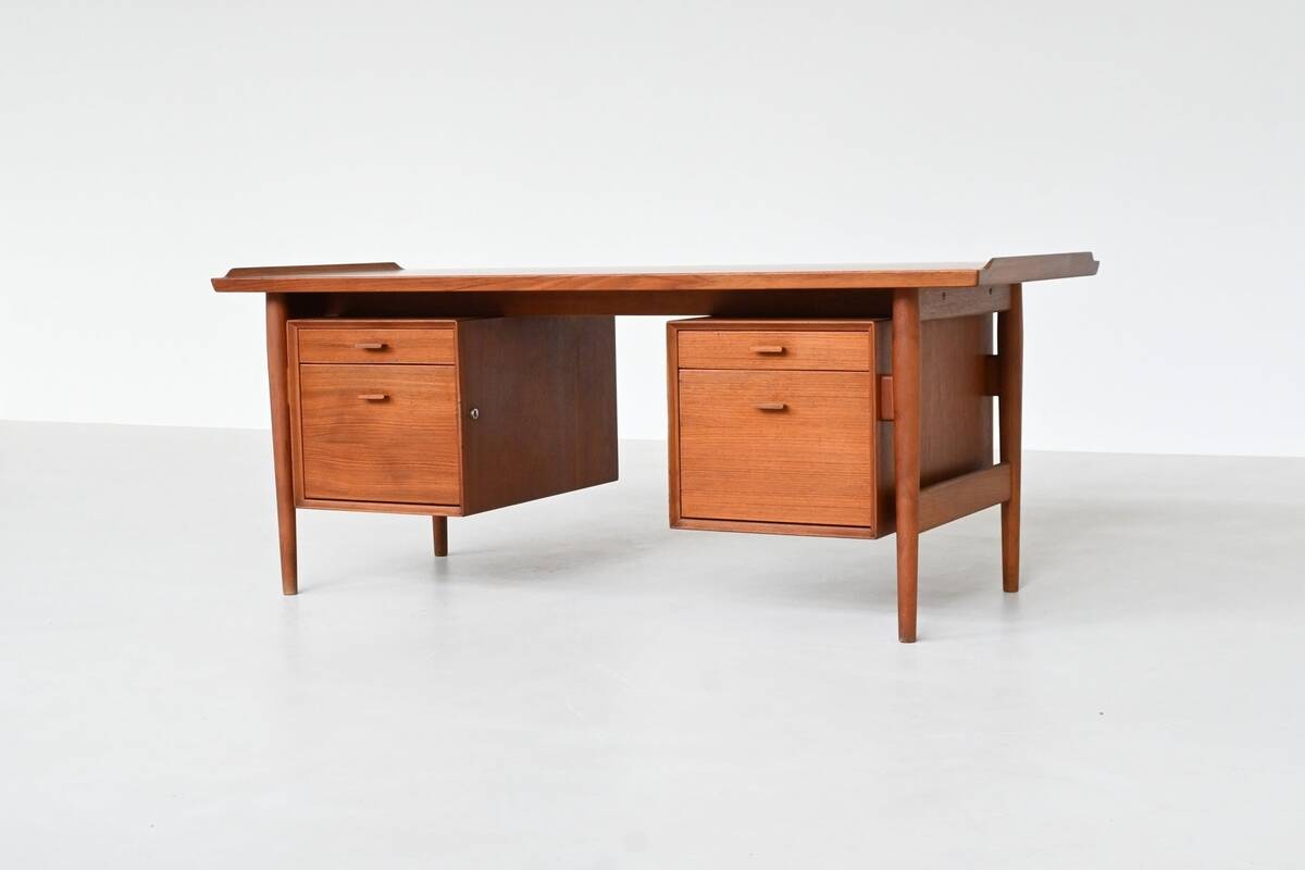 Arne Vodder writing desk model 207 in teak Sibast Denmark 1960