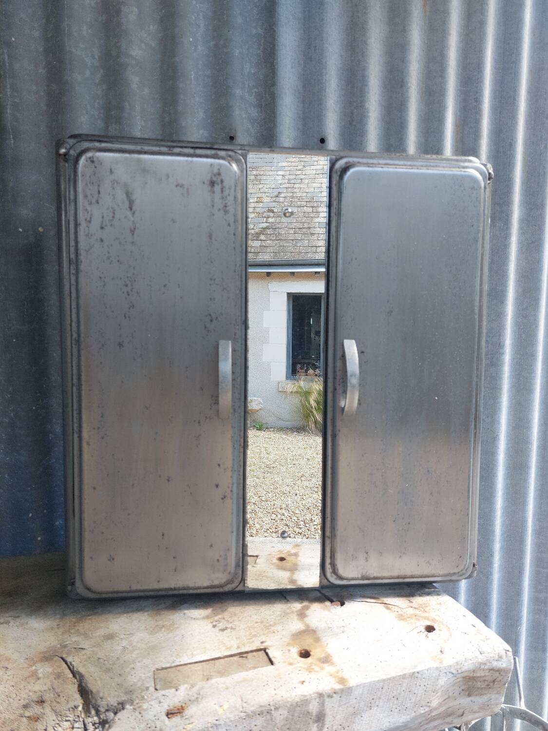 Metal wall-mounted cabinet