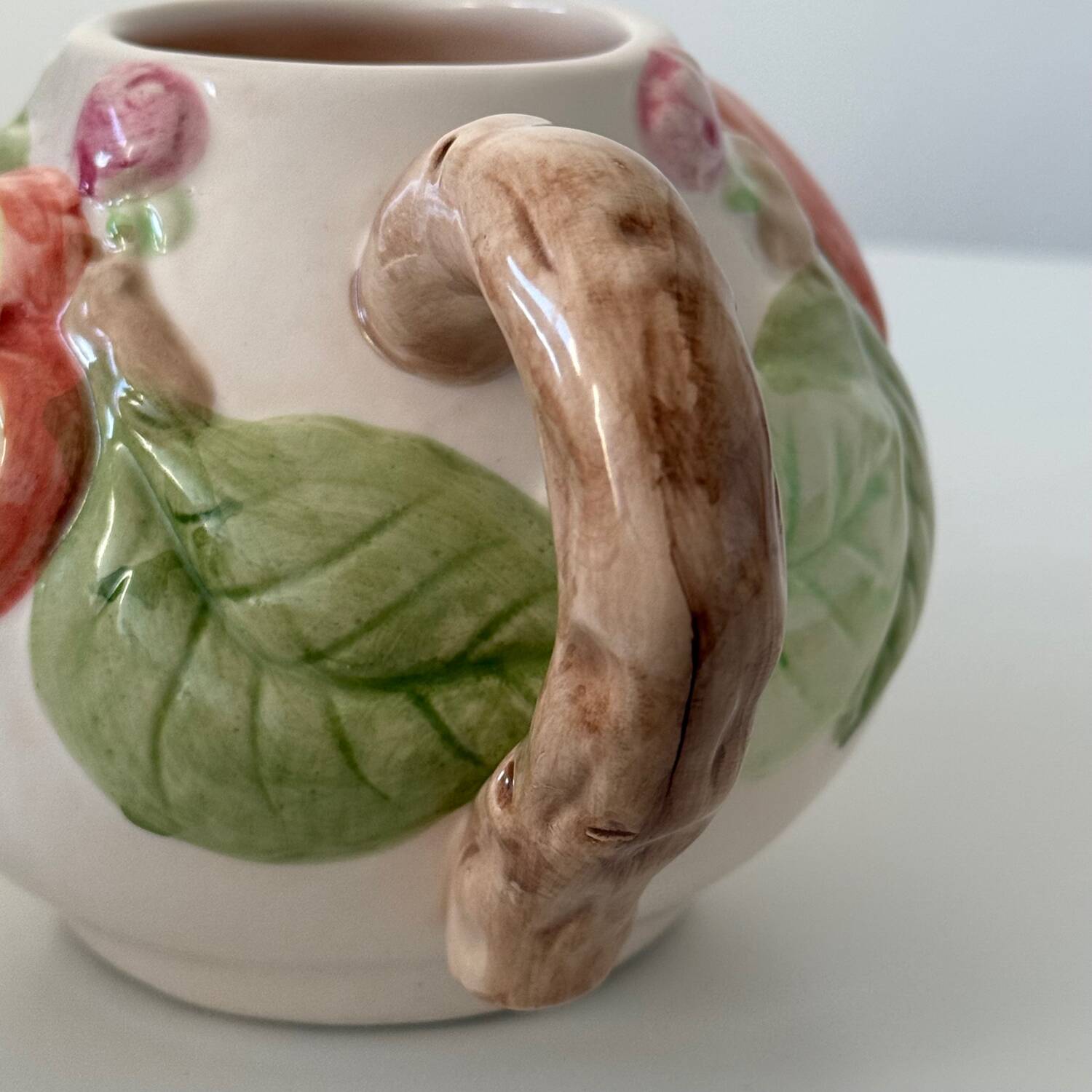 Théière en barbotine