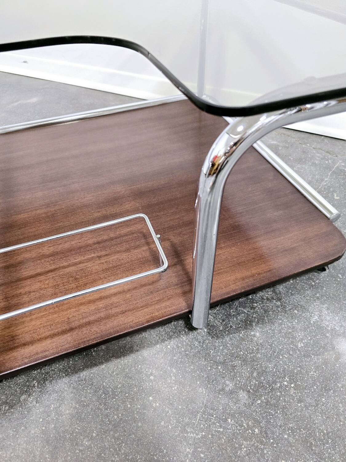 Table basse bauhaus en noyer des années 1970