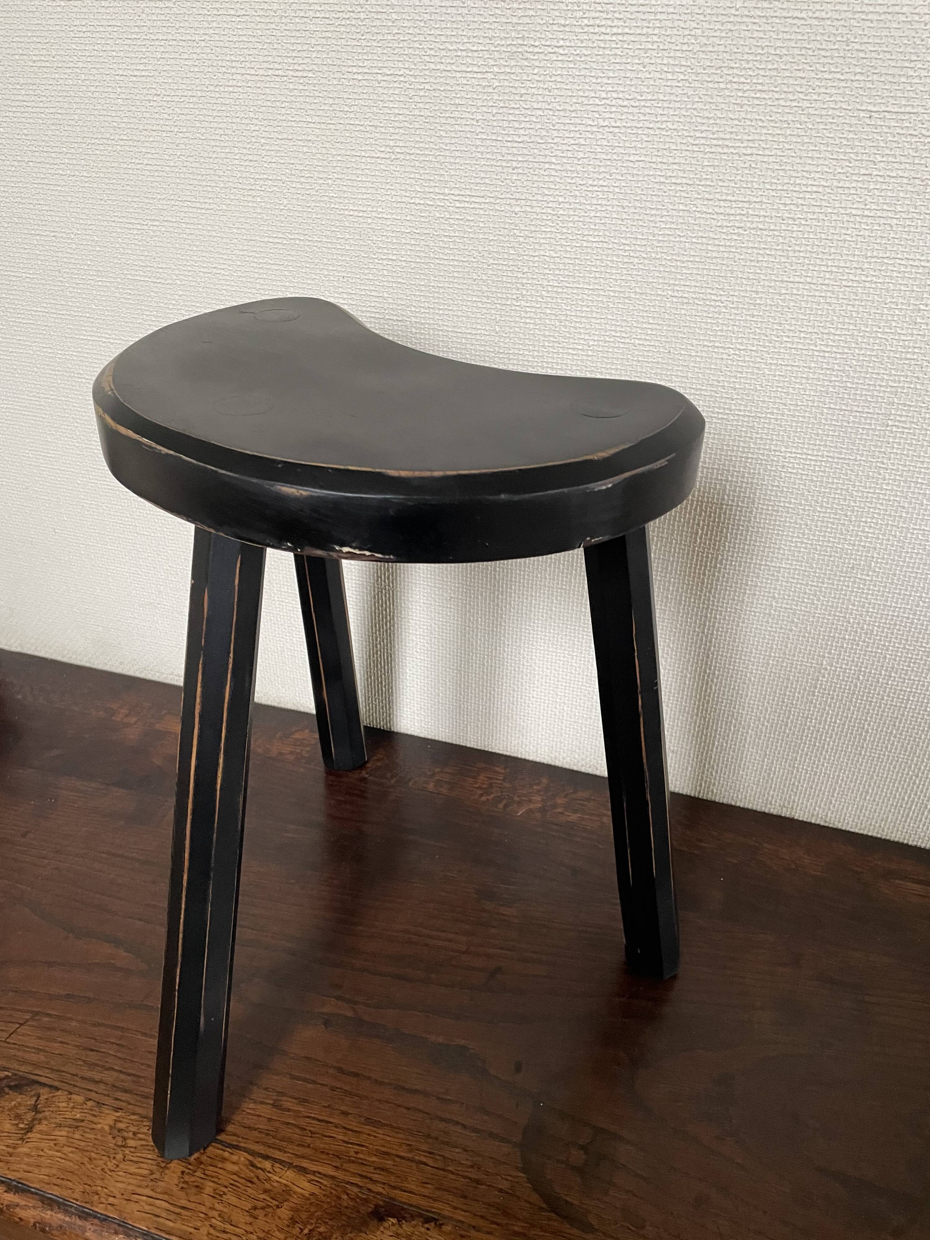 Tabouret tripode forme haricot