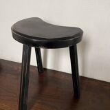 Bean-shaped tripod stool
