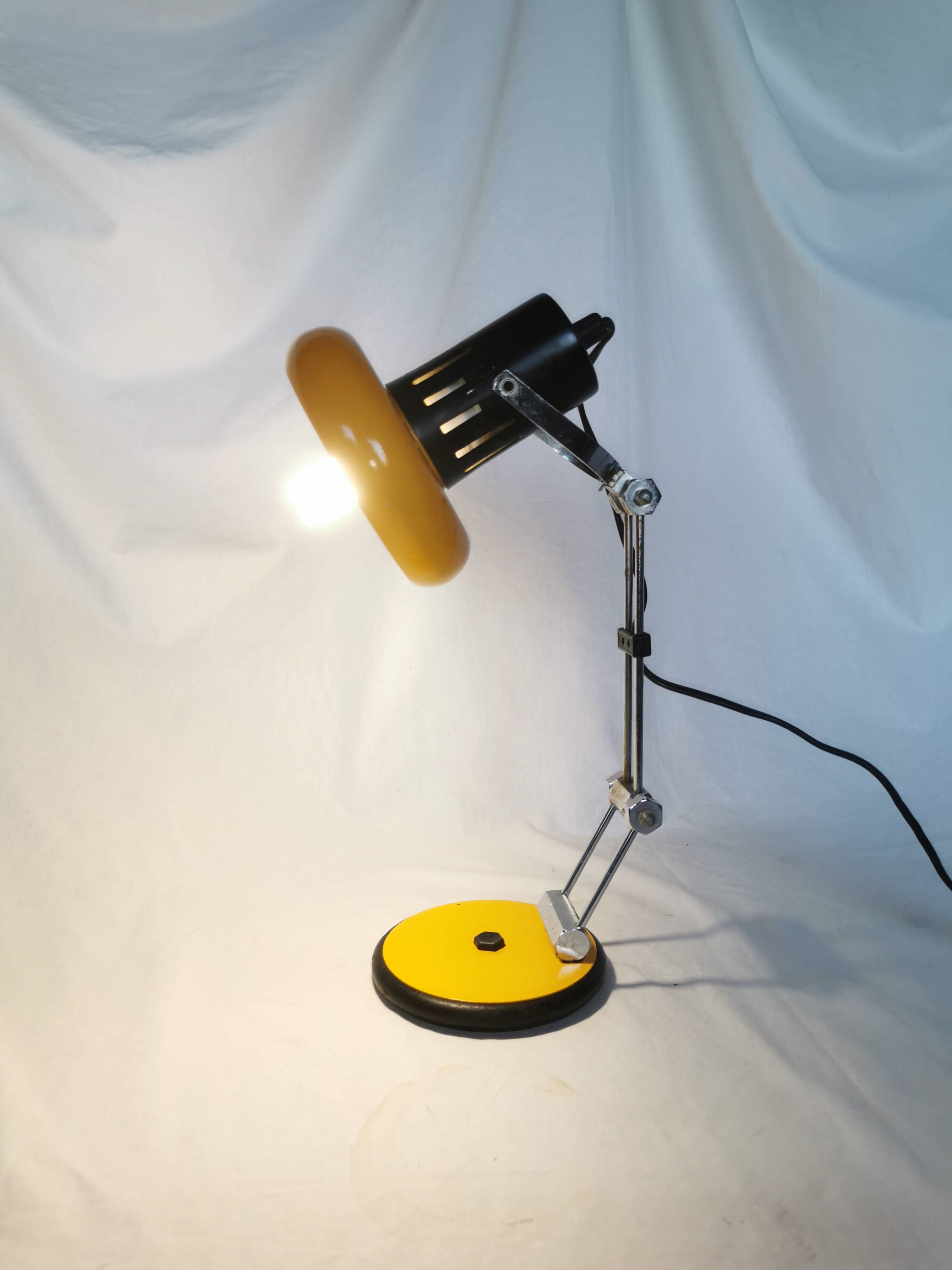 Articulated lamp in lacquered steel, Aluminor, France, 1980.