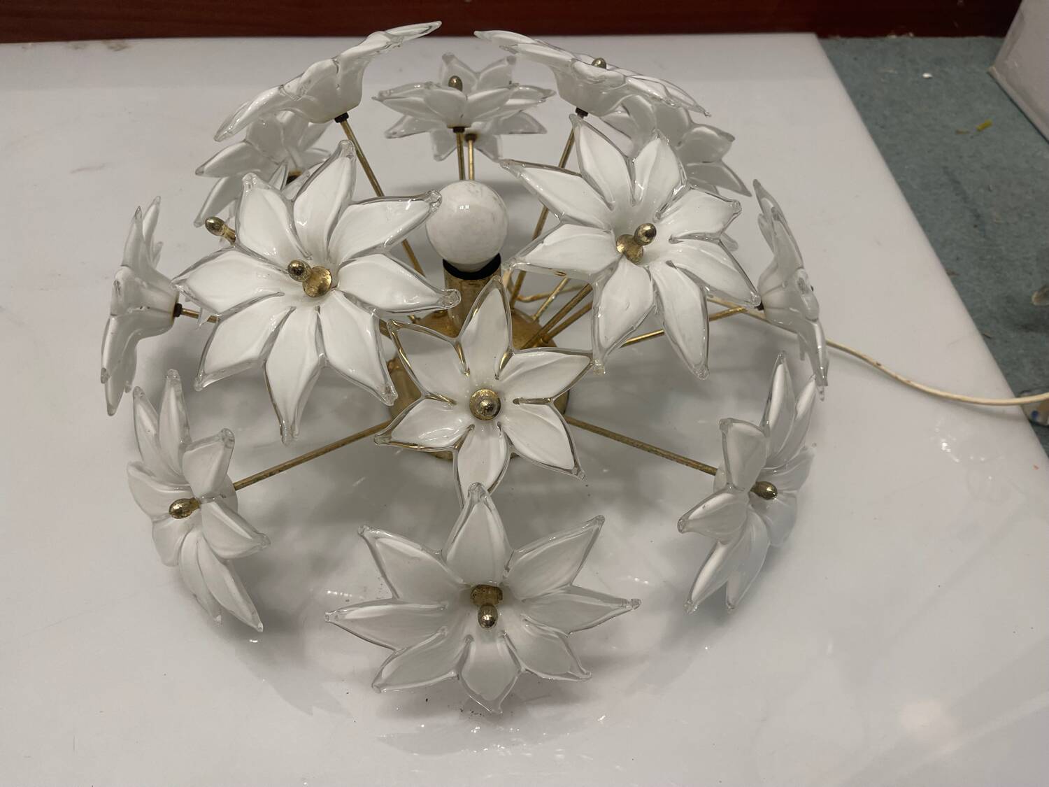 Lampe de table en verre de Murano blanc et laiton, années 1970