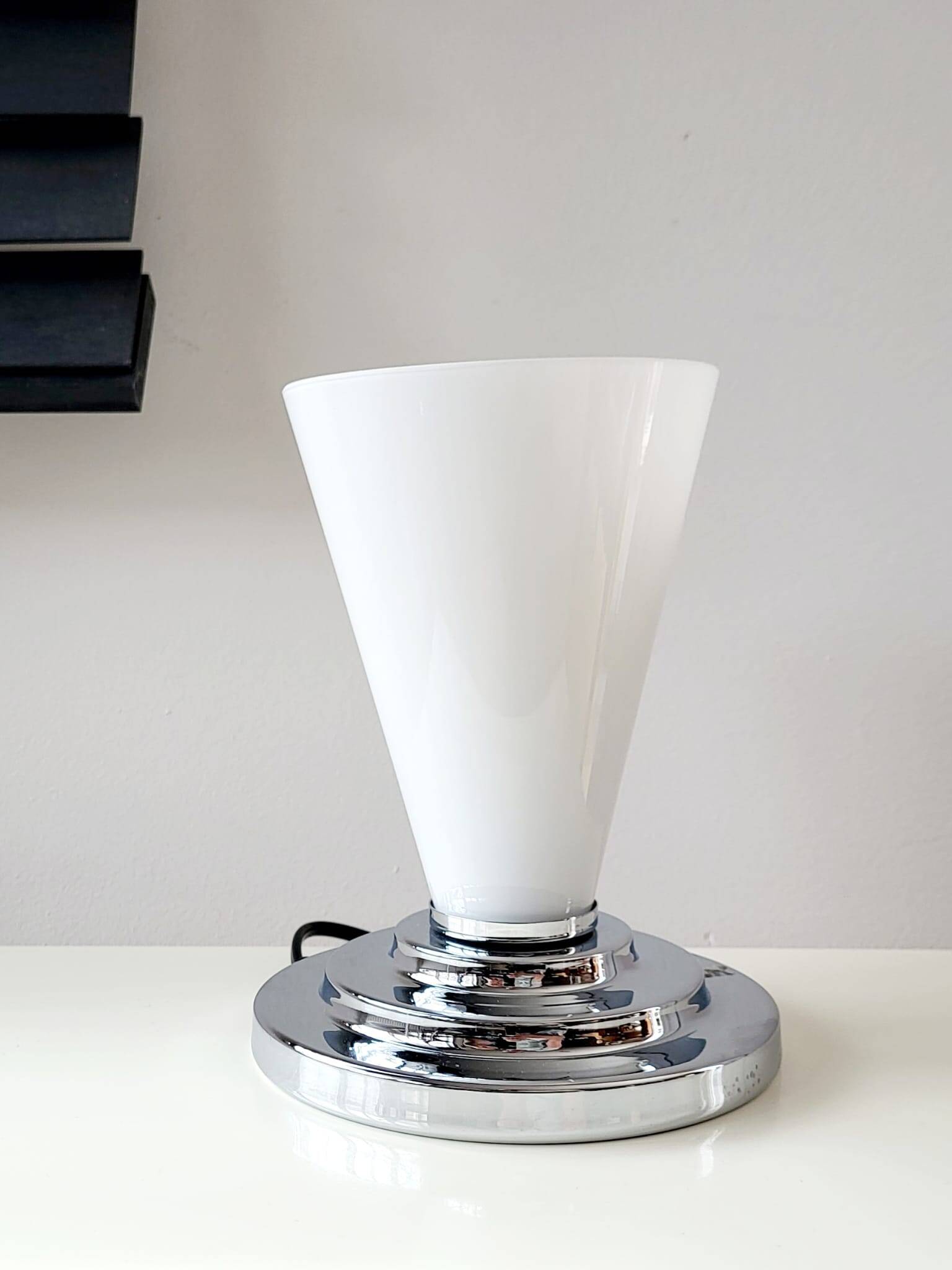 Lampe de table avec abat-jour en verre et pied chromé, probablement Massive