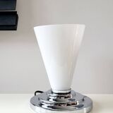 Lampe de table avec abat-jour en verre et pied chromé, probablement Massive