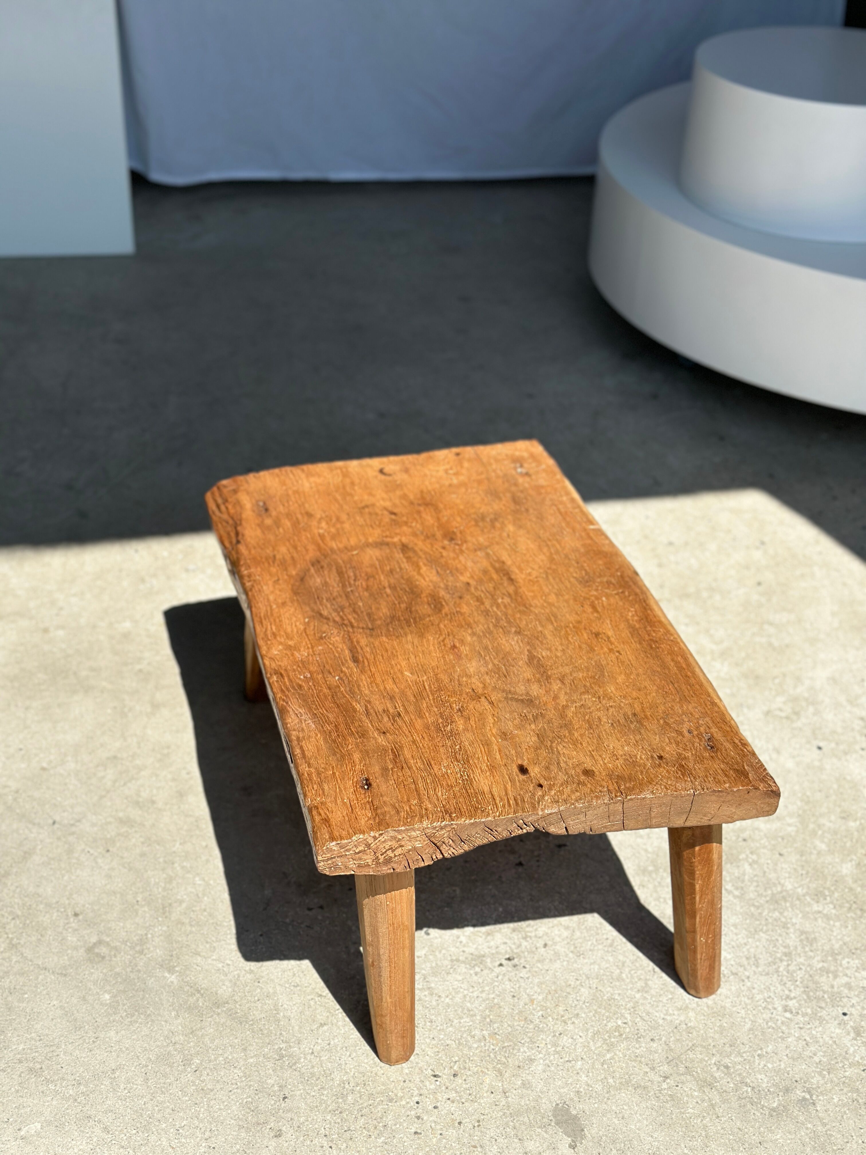 Coffee table in blond teak quadripod