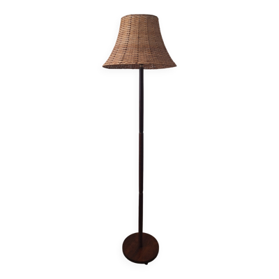 Lampadaire en palissandre des années 1960 avec abat-jour en rotin, Suède.