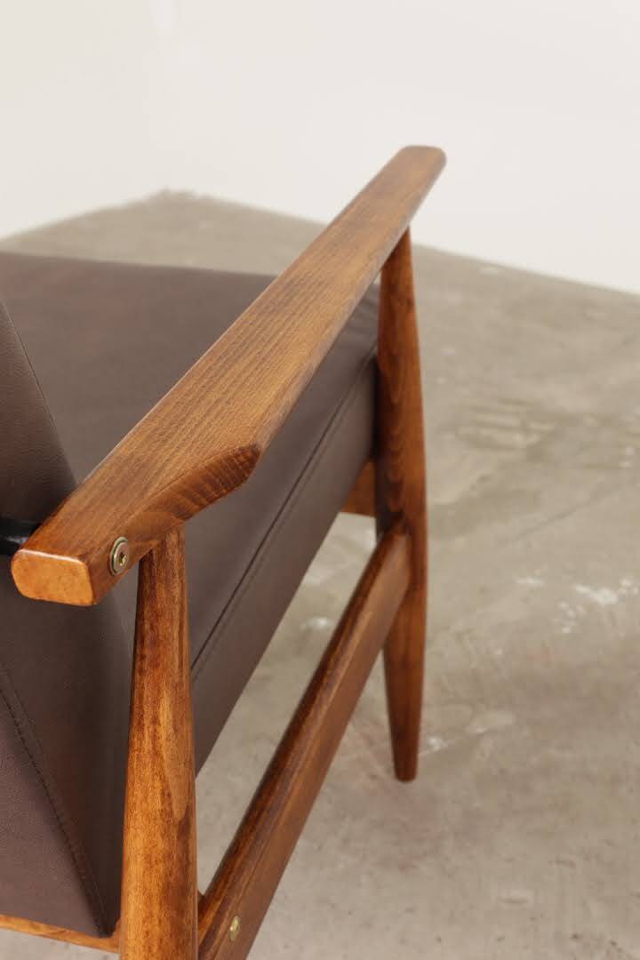 Fauteuil lounge scandinave en cuir végétal taupe foncé, design classique, couleur noyer