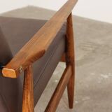 Fauteuil lounge scandinave en cuir végétal taupe foncé, design classique, couleur noyer