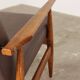 Fauteuil lounge scandinave en cuir végétal taupe foncé, design classique, couleur noyer.