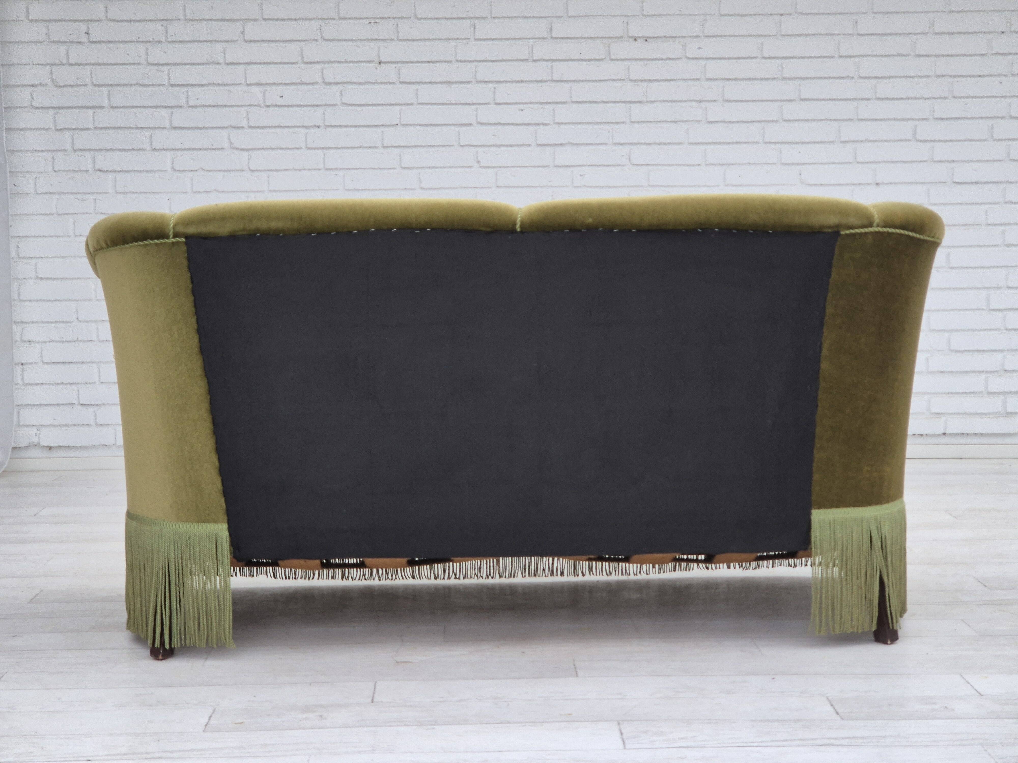 Canapé 3 places danois des années 1960, mobilier en velours, bois de hêtre.