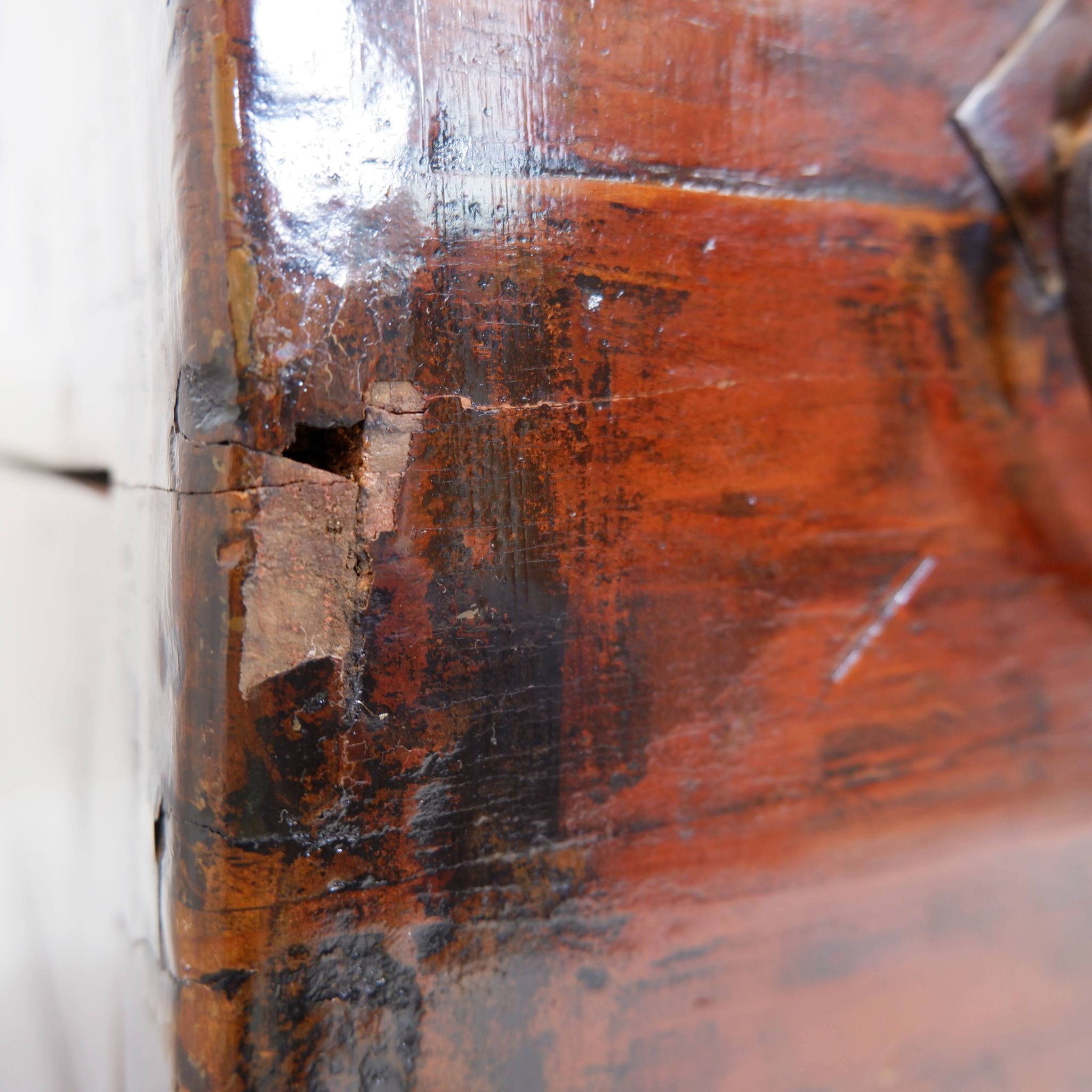 Coffre japonais ancien en bois et en fer