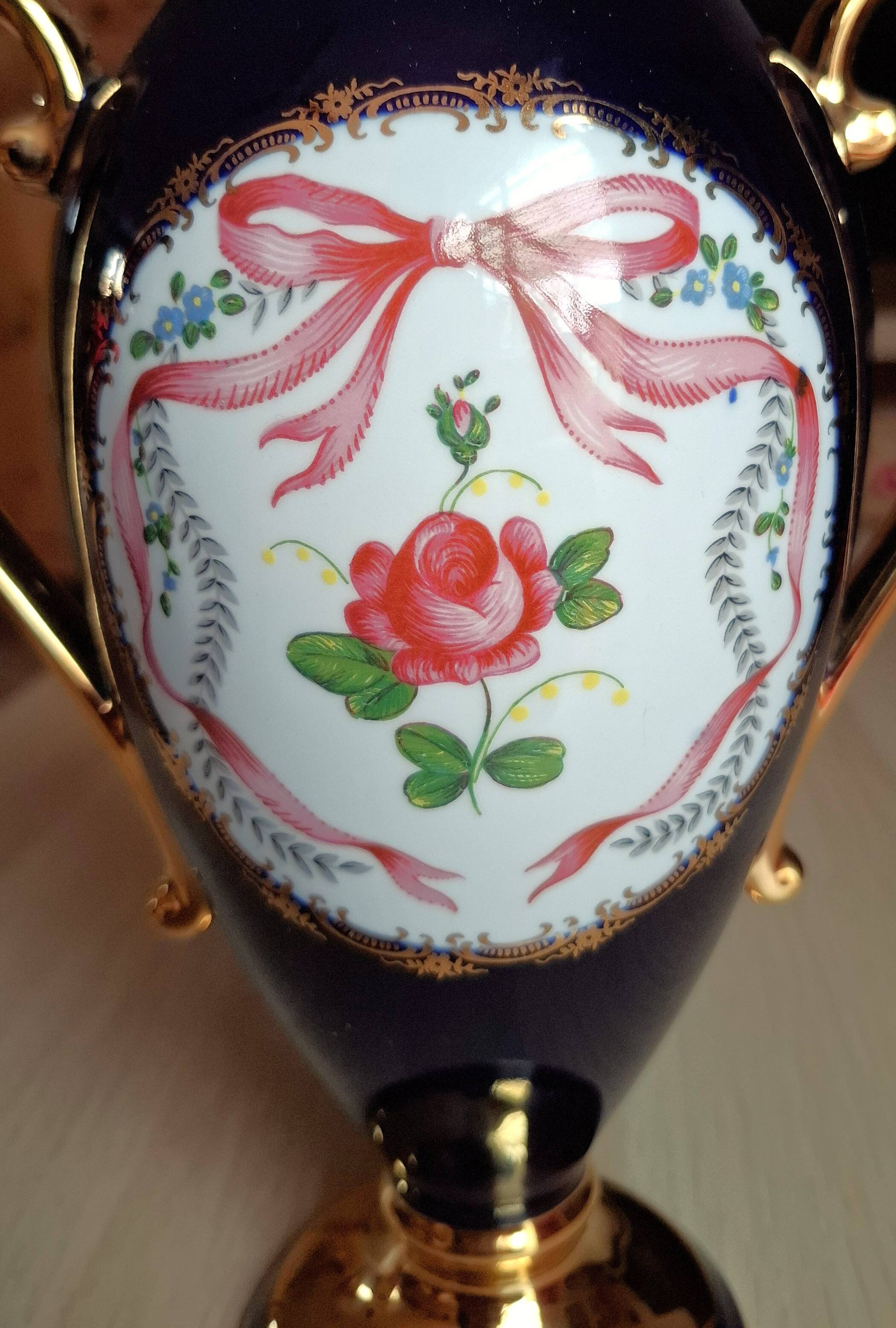 Vase en porcelaine de Limoges bleu de four et dorure 22K