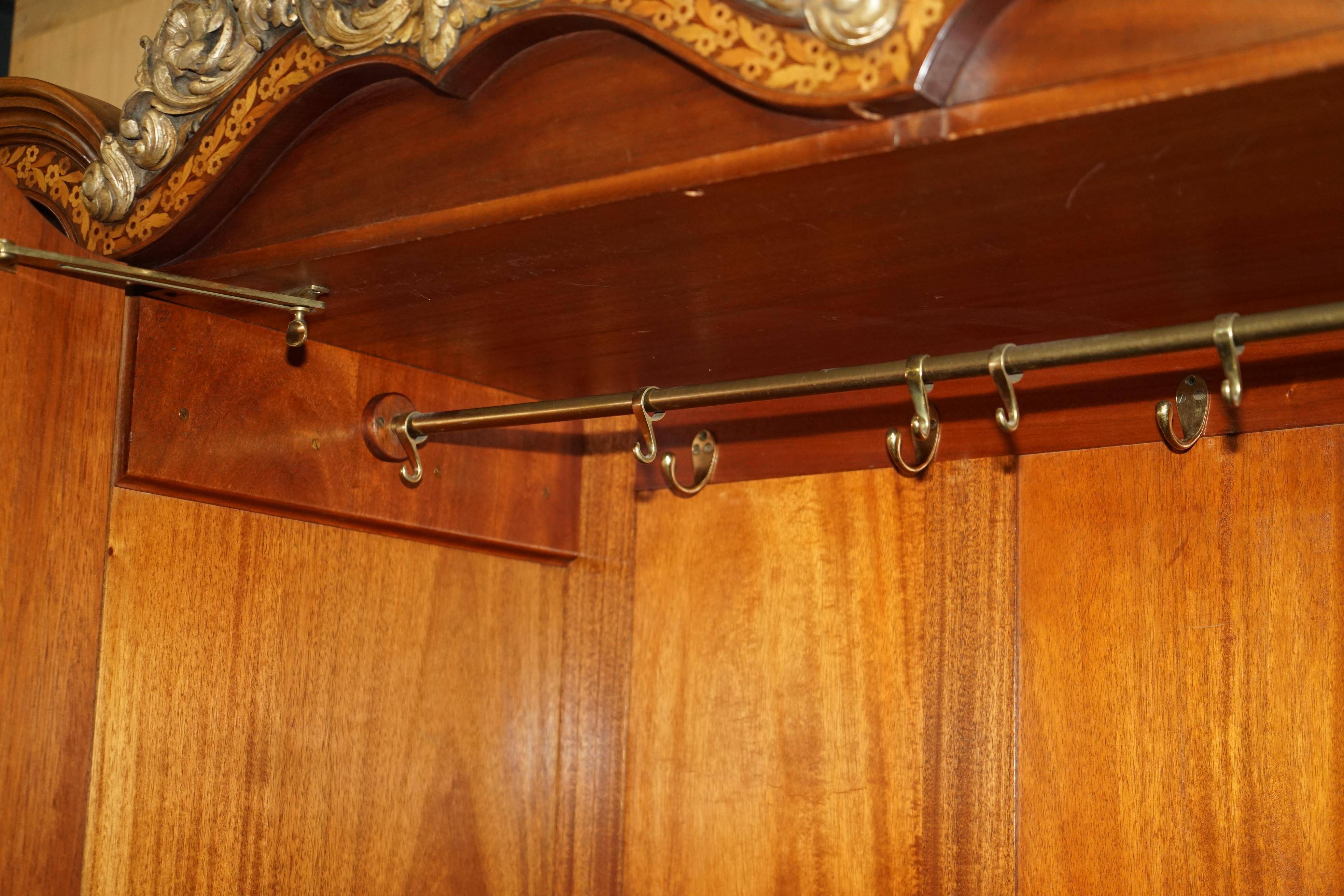 Armoire triple en placage de noyer Waring & Gillow