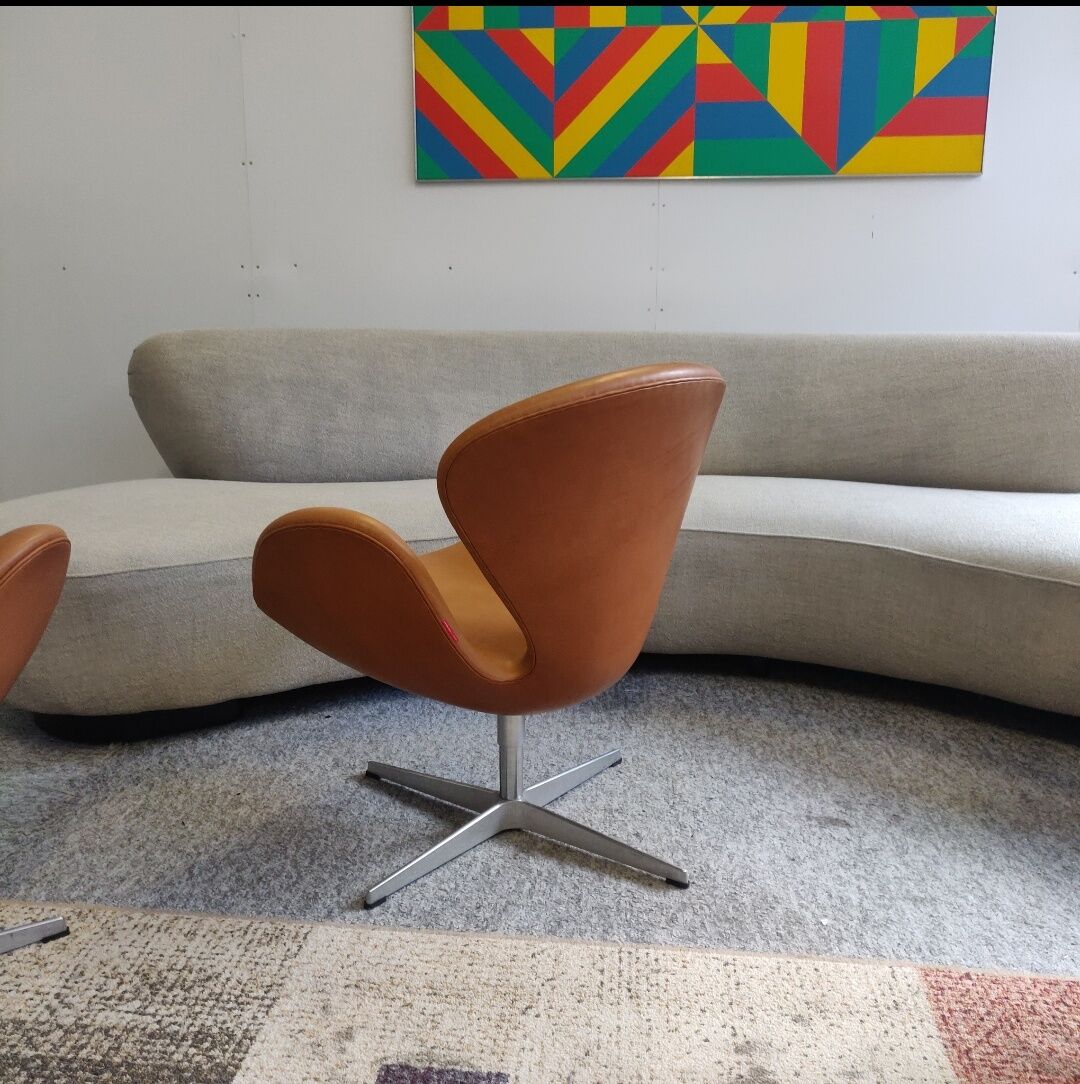 Pair Arne Jacobsen Swan chairs by Fritz Hansen
