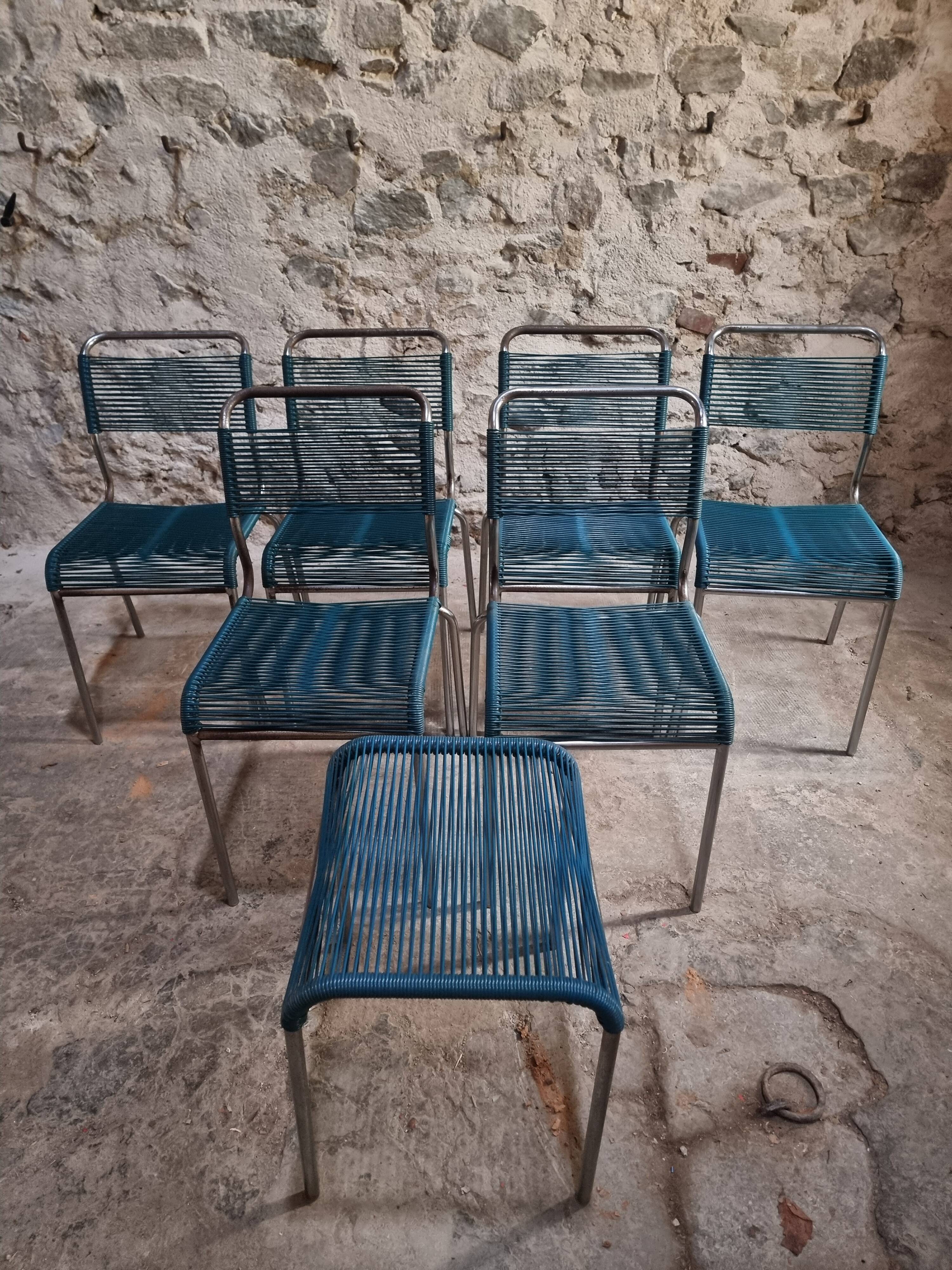 Ensemble de 6 chaises spaghetti françaises avec tabouret assorti – chaises bistrot à cadre chromé – sièges de café vintage empilables – milieu à fin du 20e siècle