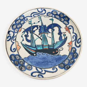 Plat Iznik décor de caravelle milieu du XXe marquage CB