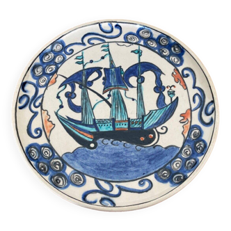 Plat Iznik décor de caravelle milieu du XXe marquage CB