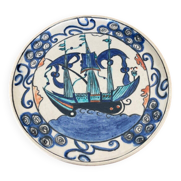 Iznik dish caravel decoration mid-20th century CB marking