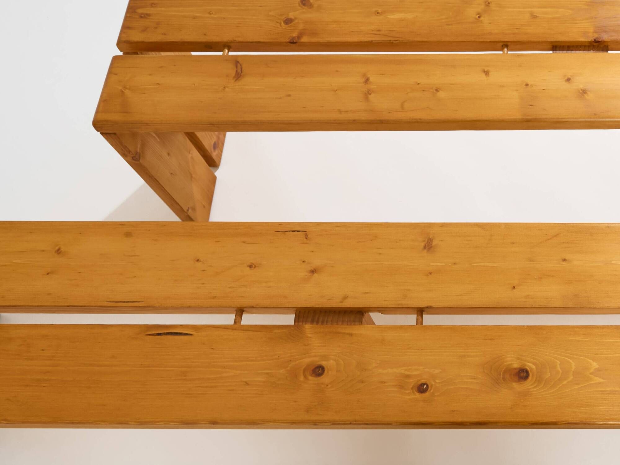 Paire de bancs Charlotte Perriand en pin Les Arcs 1970