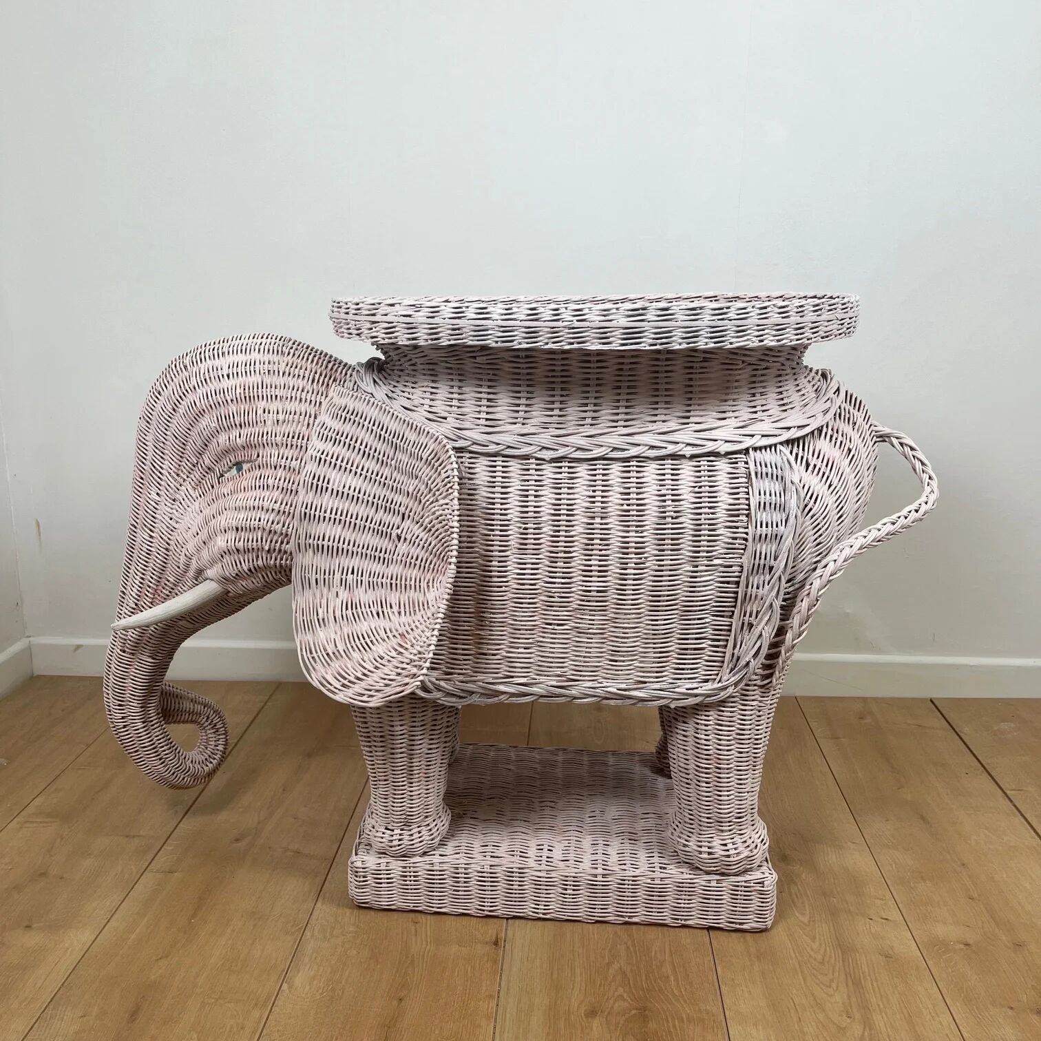 Vintage side table in rattan in the shape of an elephant, attributed to Vivai del Sud, Italy, 1960 - 1970.