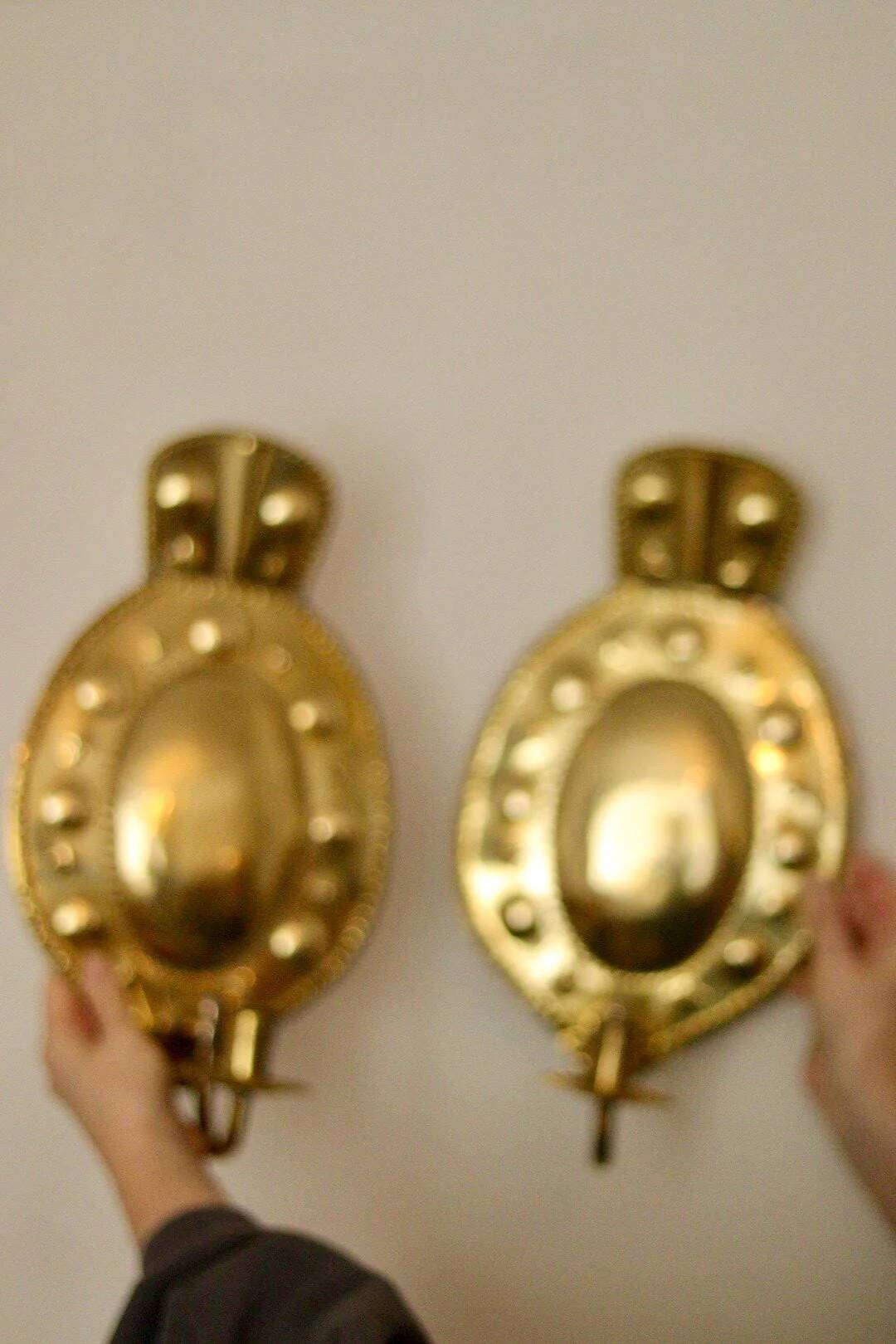 Une paire d'appliques murales suédoises en laiton du milieu du siècle