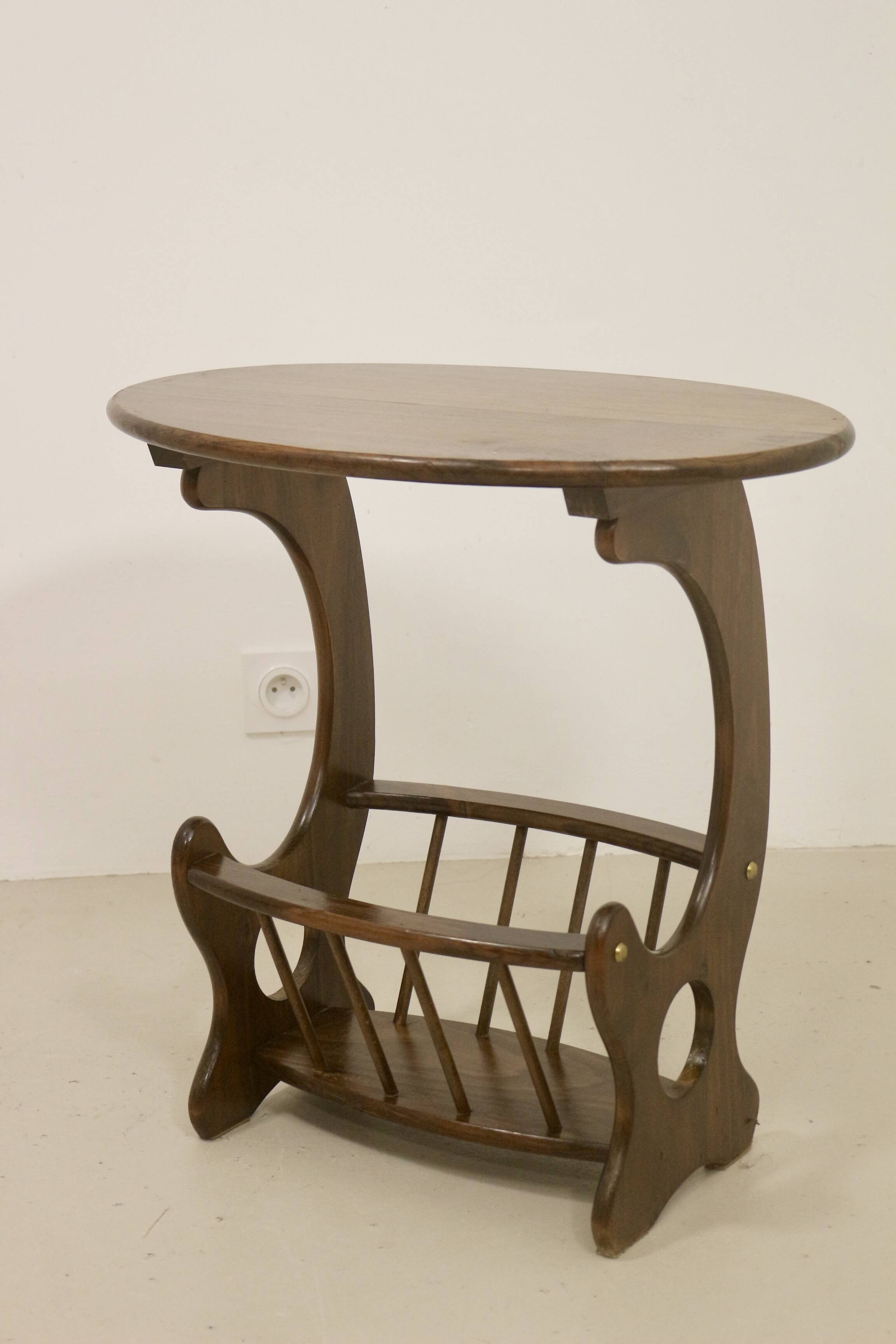 Wooden living room coffee table with magazine storage rack. Ref MIA