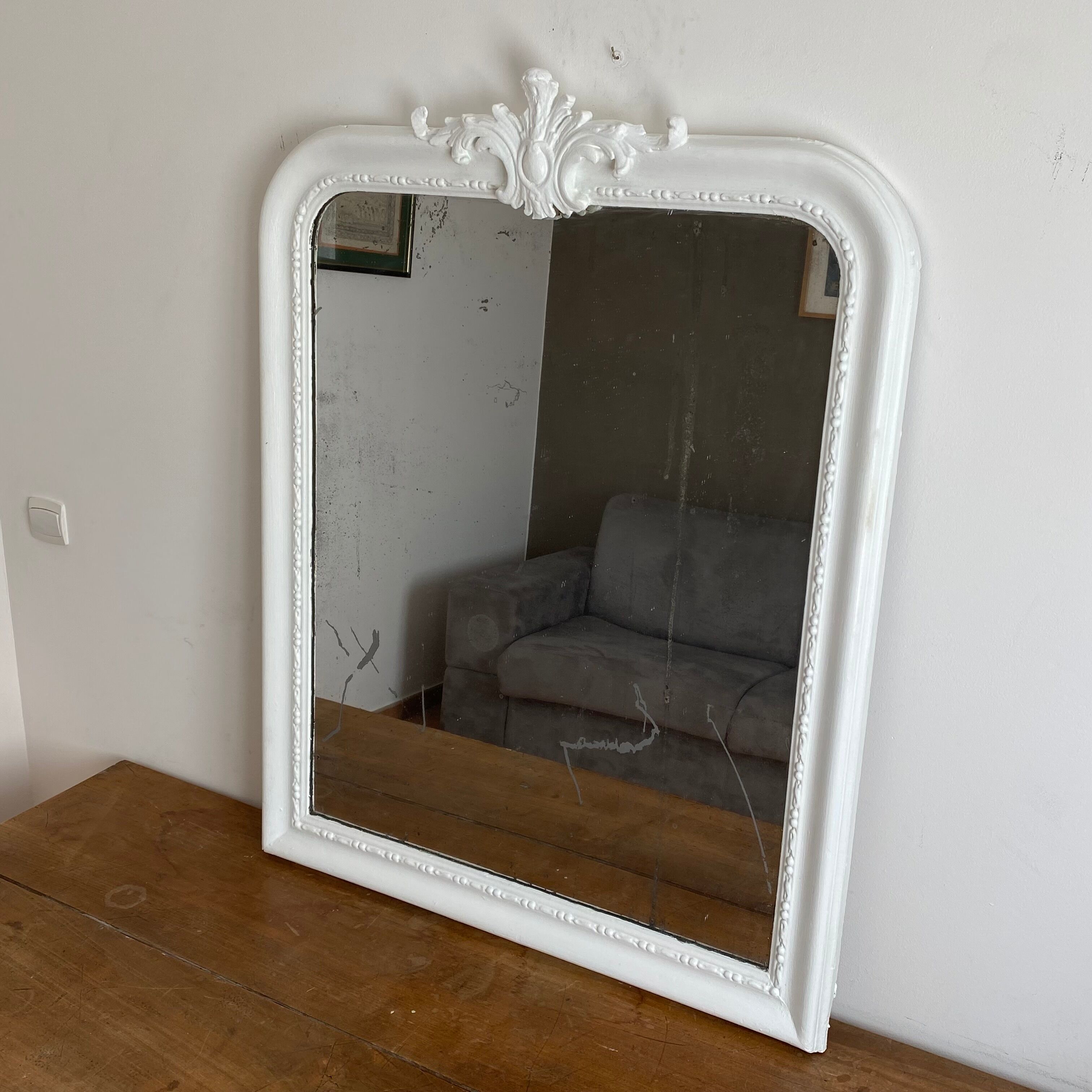 Mirror late 19th with decorated pediment. 115x88.
