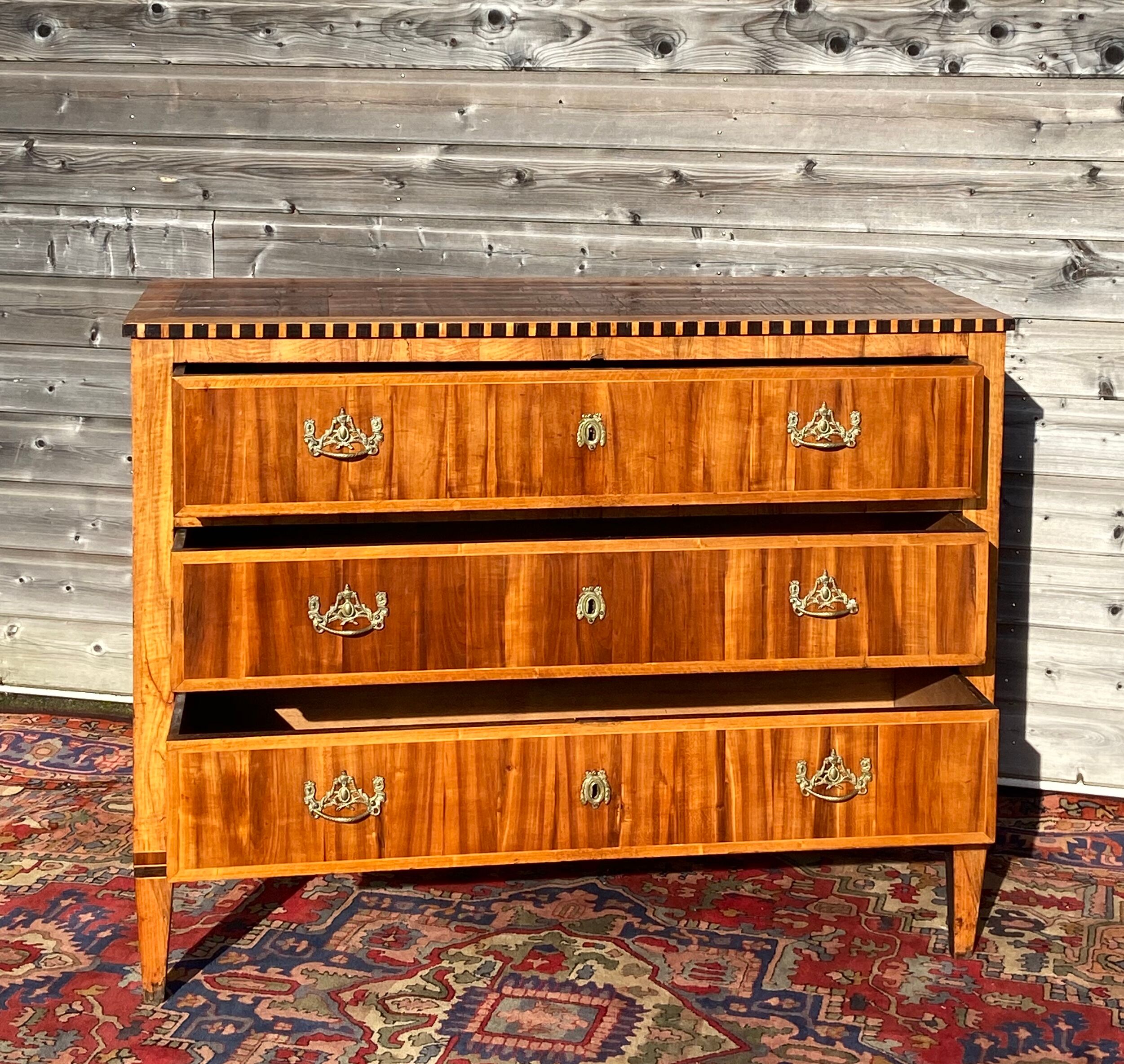 Chest of drawers in Louis XVI period marquetry with castle brand