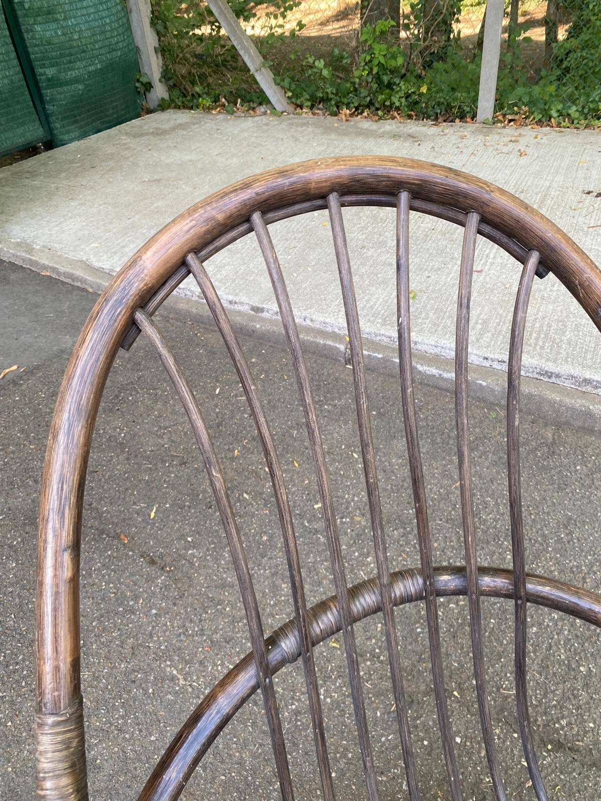 Fauteuil pivotant en rotin et coussin velours marron années 70