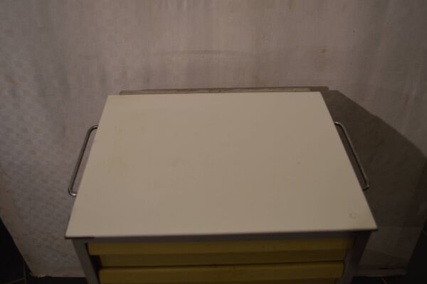 Ancienne desserte de dentiste en fer