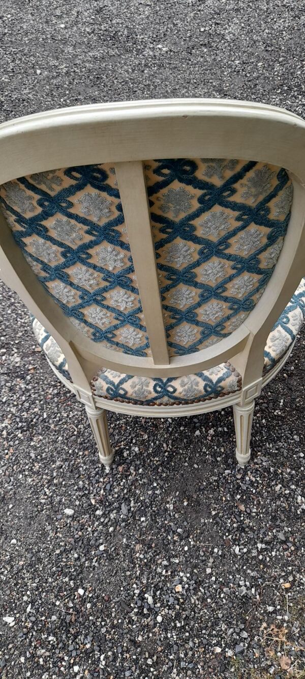 Paire de fauteuils médaillons Louis XVI