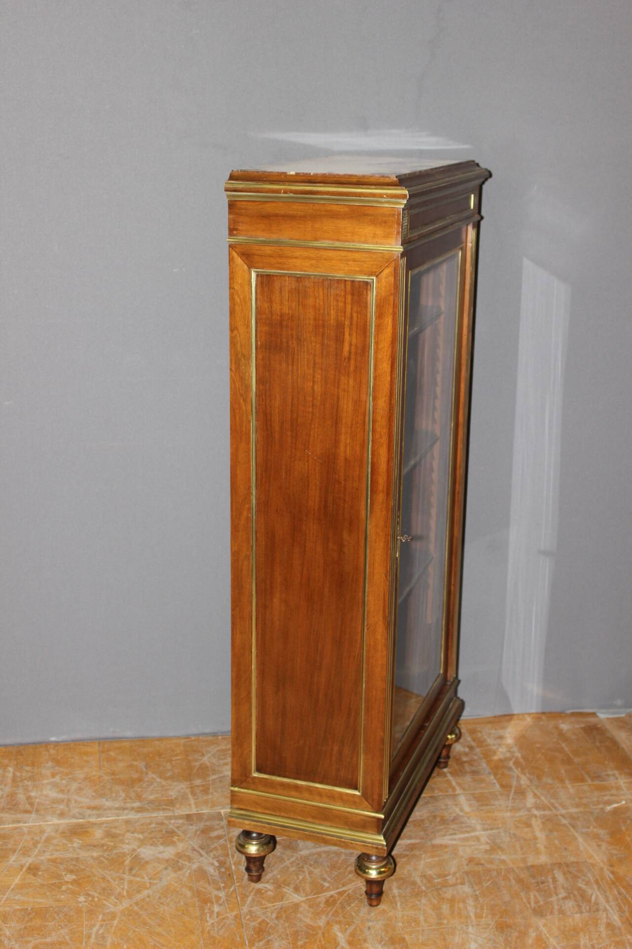 Vitrine de style Louis XVI en noyer XIX