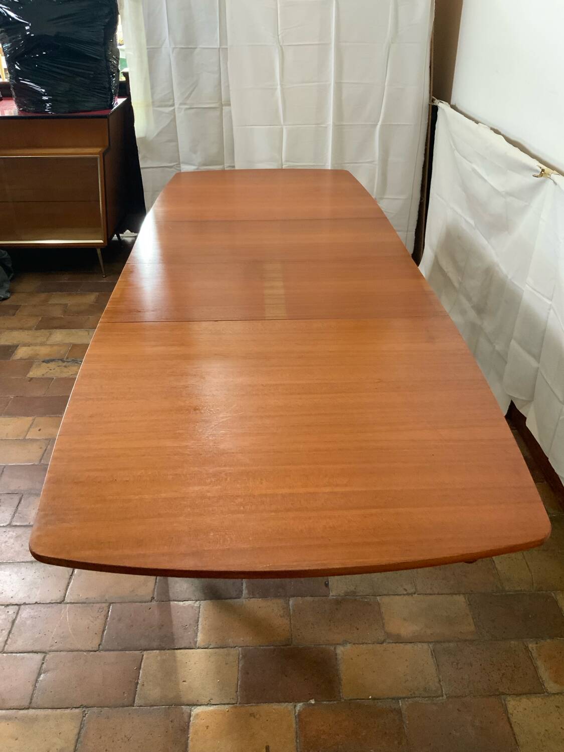 Extendable dining table