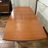 Extendable dining table