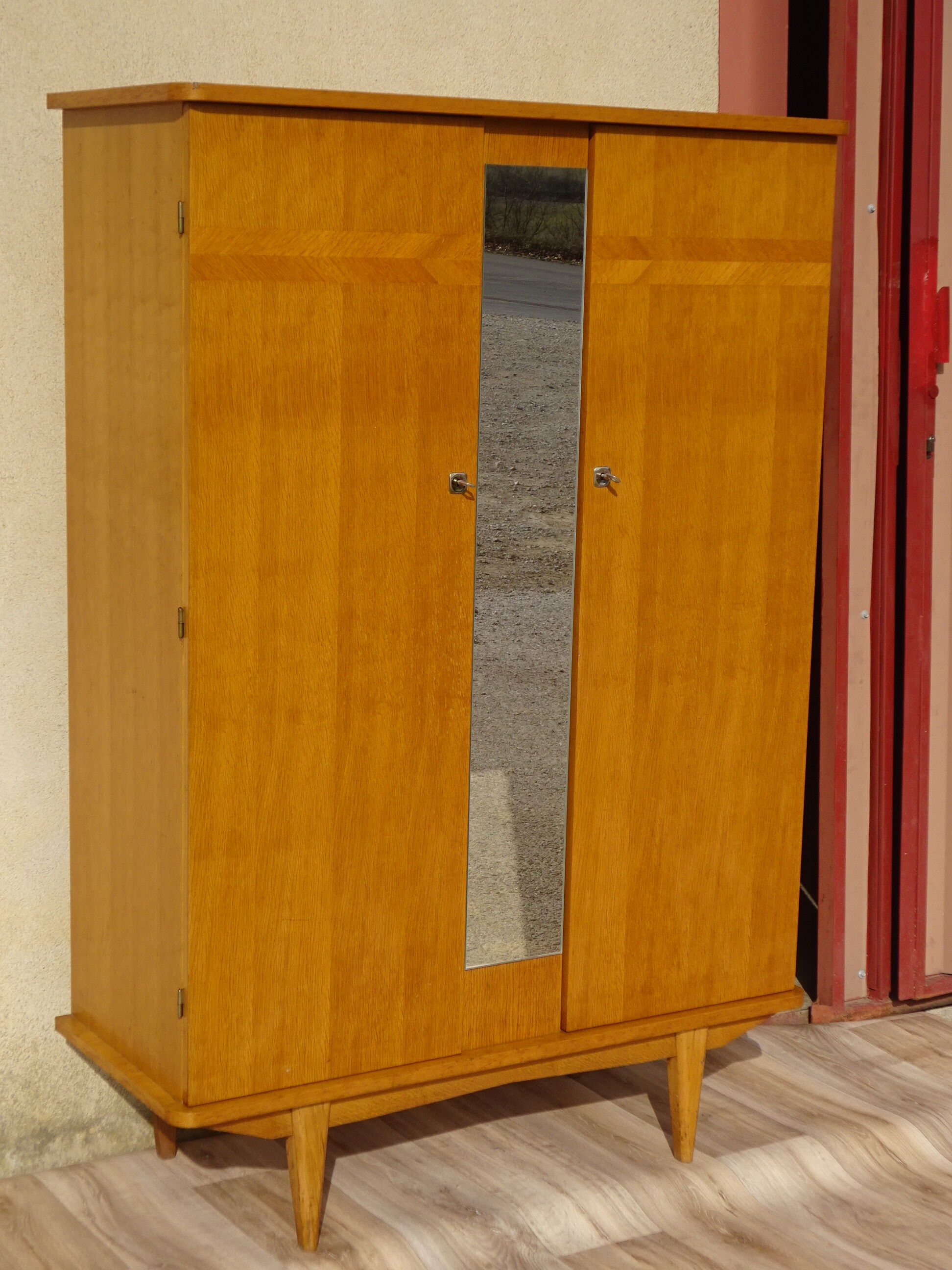 Armoire vintage, pieds compas
