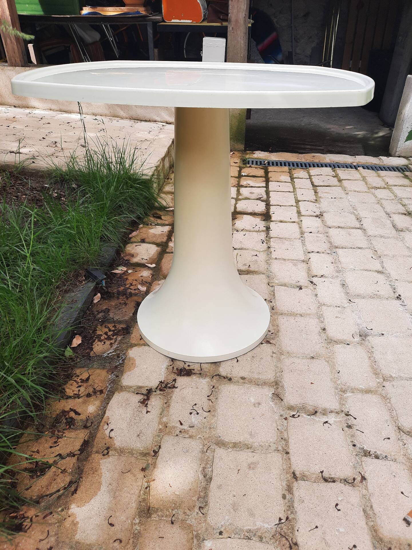 Set of a table and 3 tulip leg chairs, 1970s Space Age inspired.