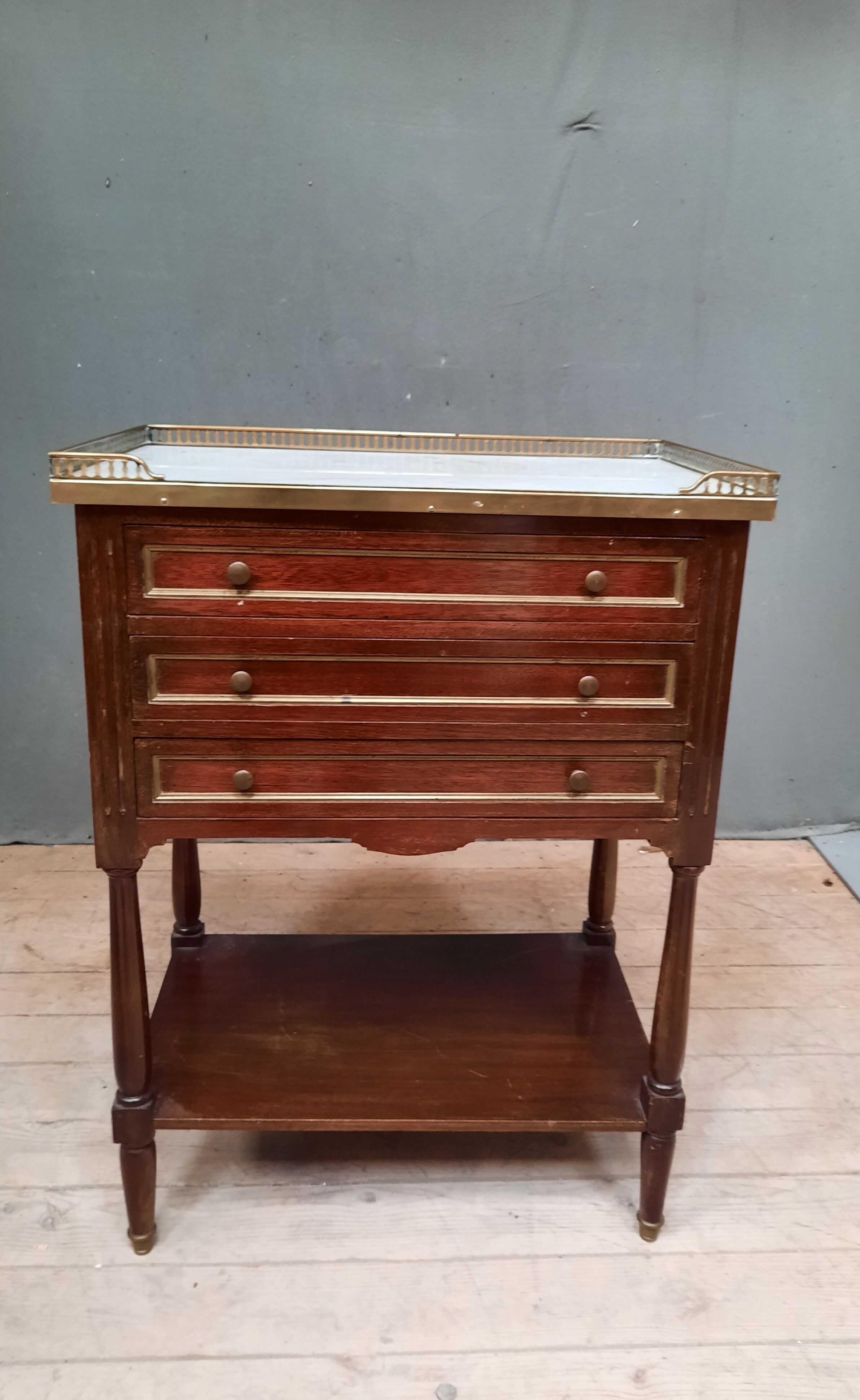 Mahogany chest of drawers in Louis XVI style