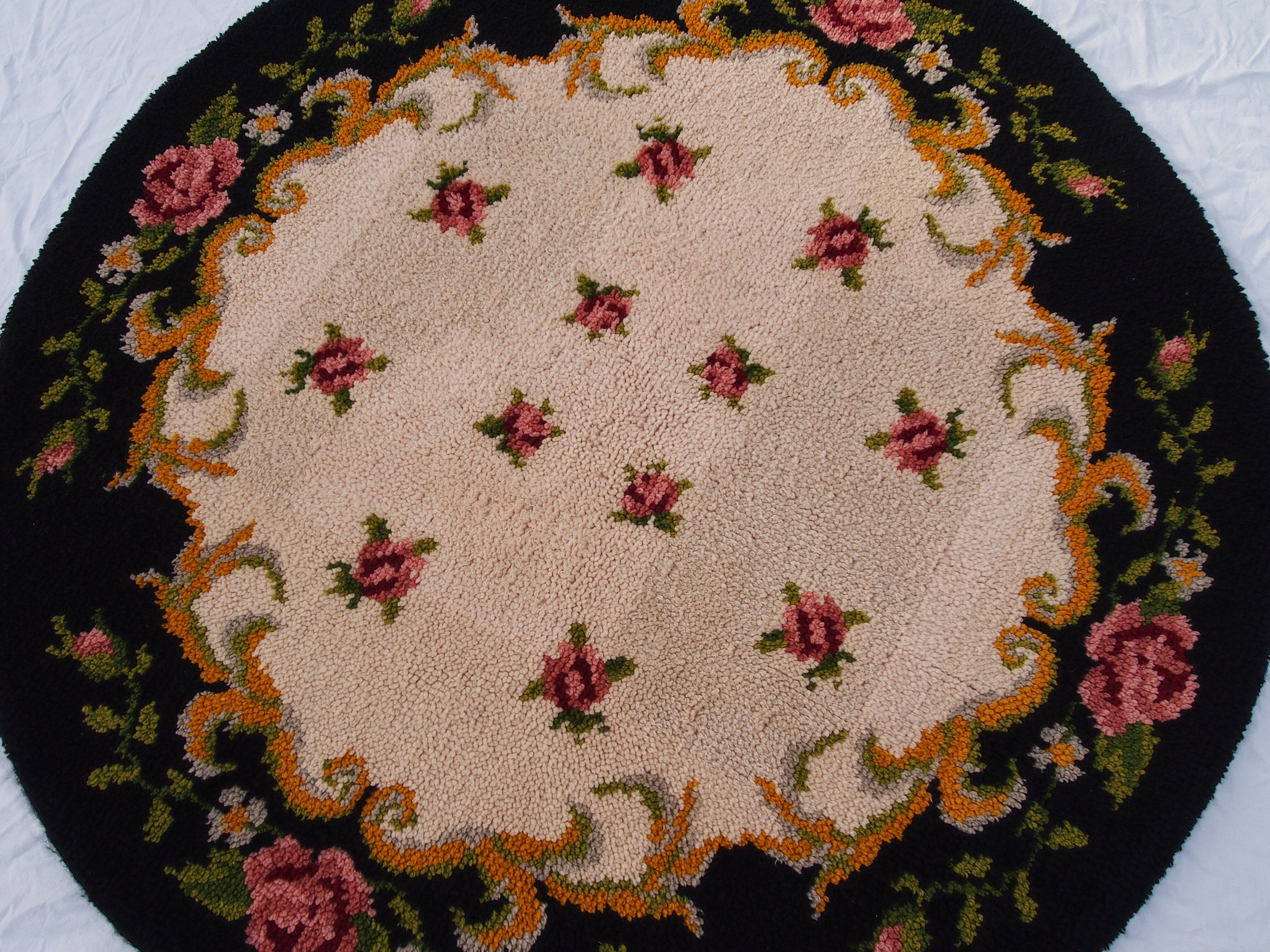Wool round carpet, 150cm