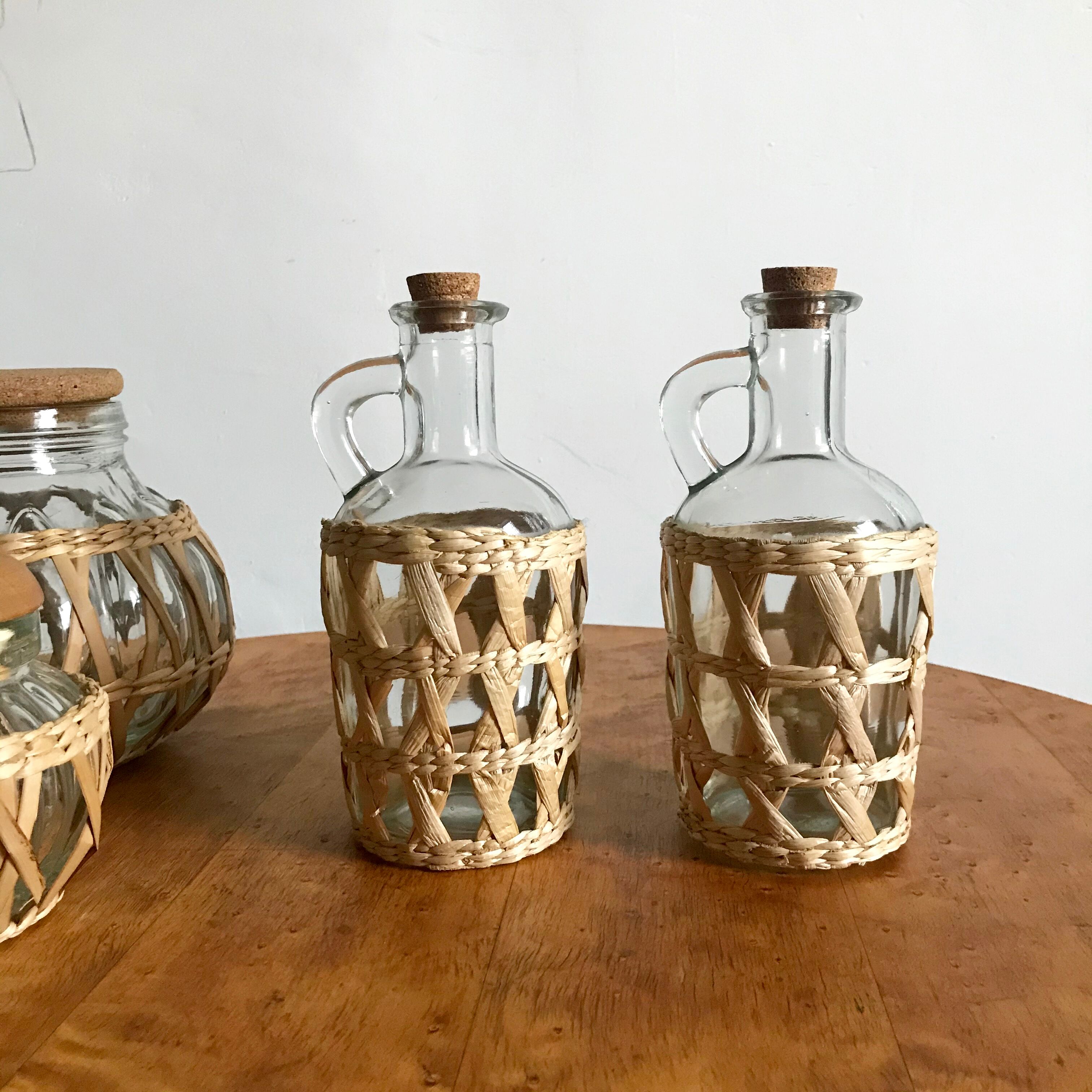 Pots et flacons en verre et rotin