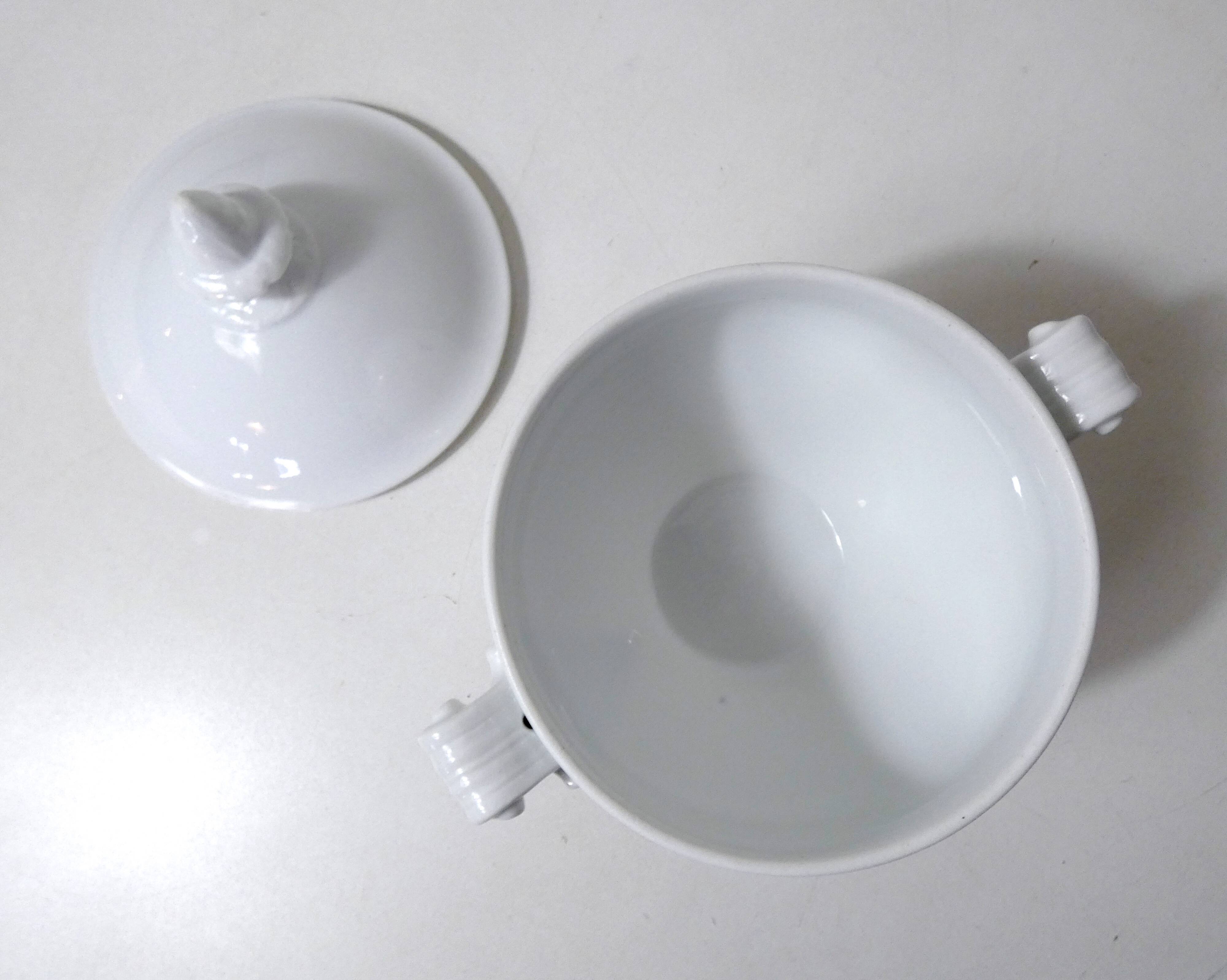 ancienne petite soupière blanche en porcelaine