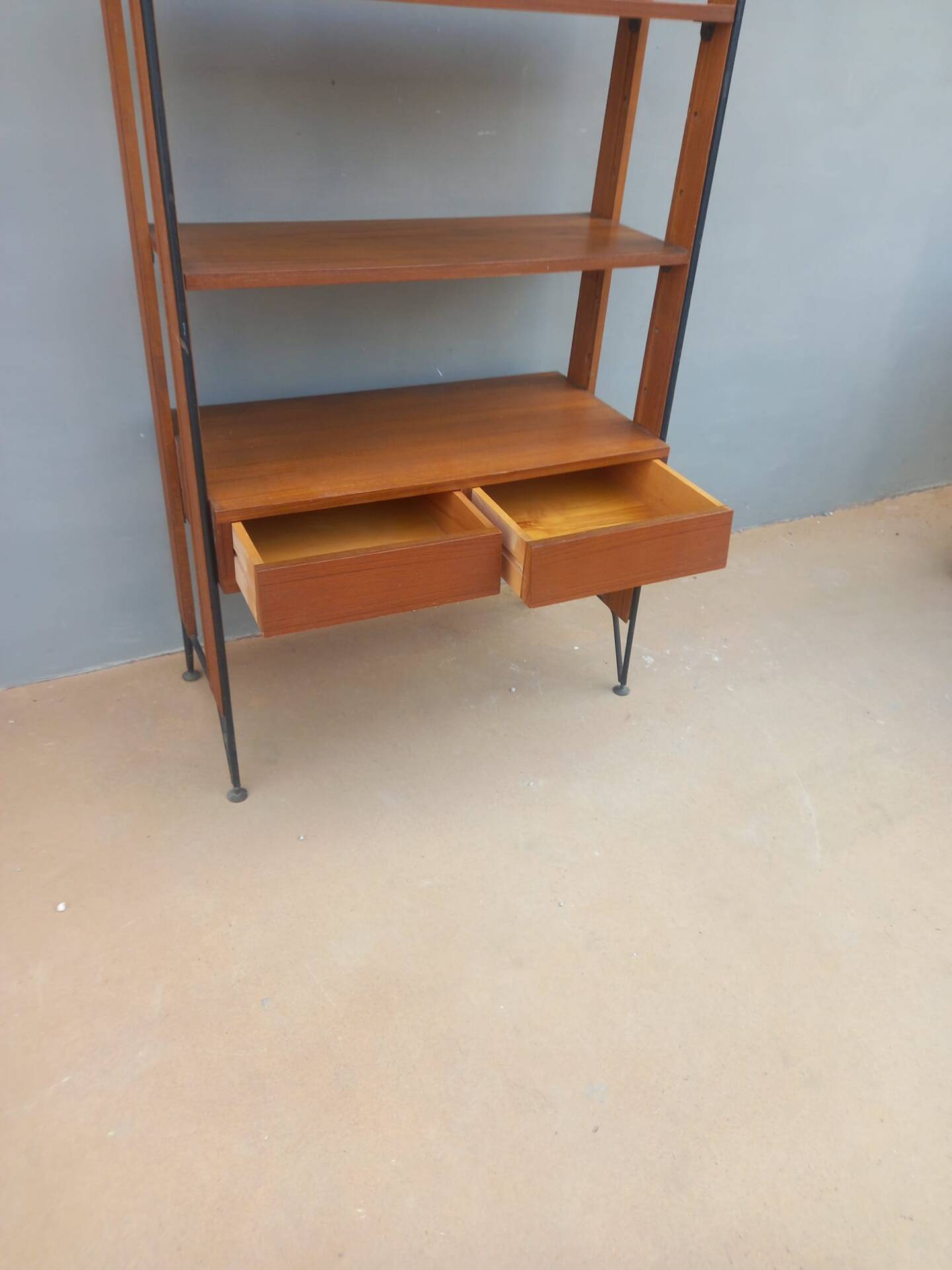 Vintage Scandinavian bookshelf in teak and black metal – Design
