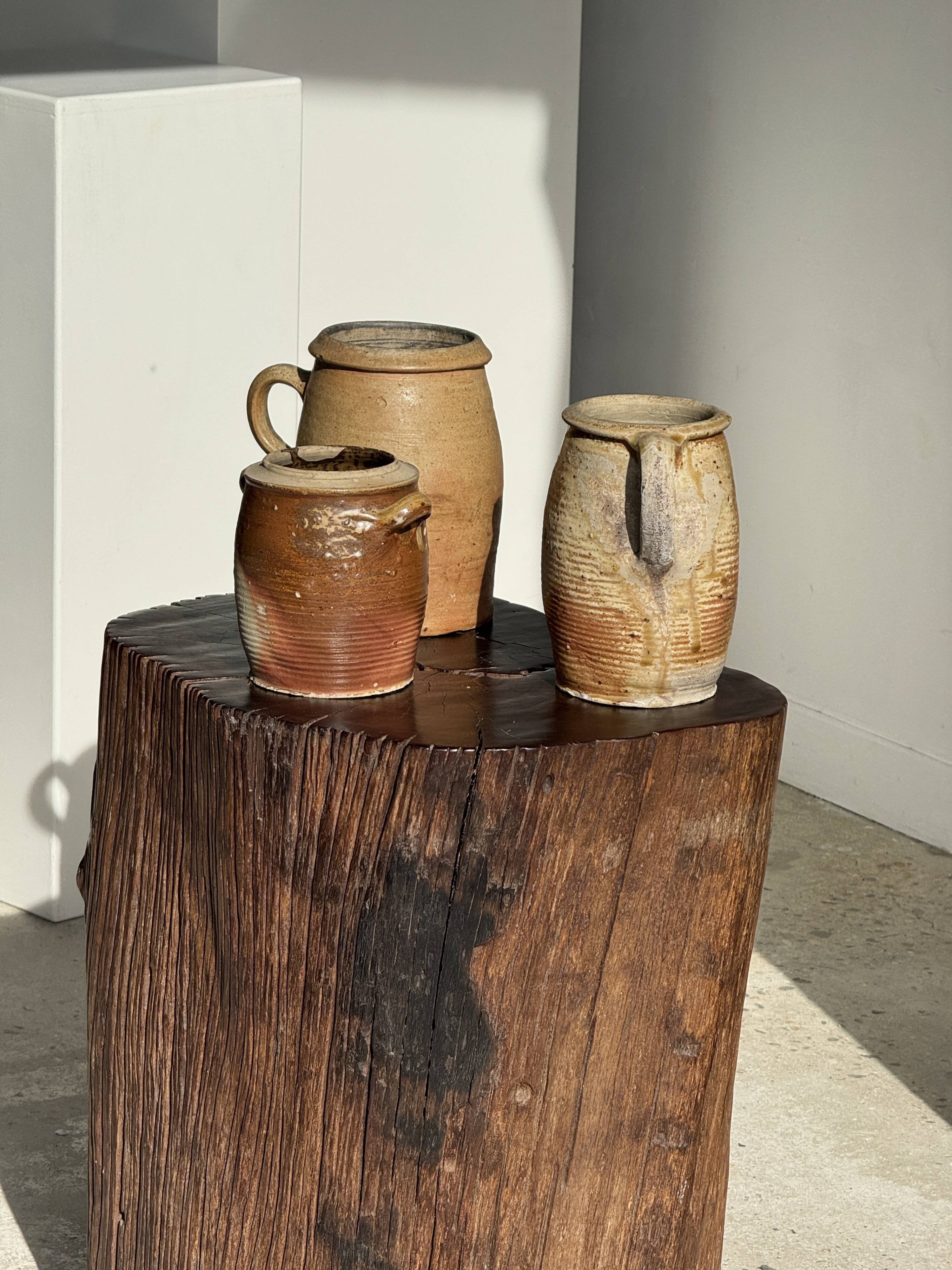 Large matte stoneware oval pot with beige handle H21 D12