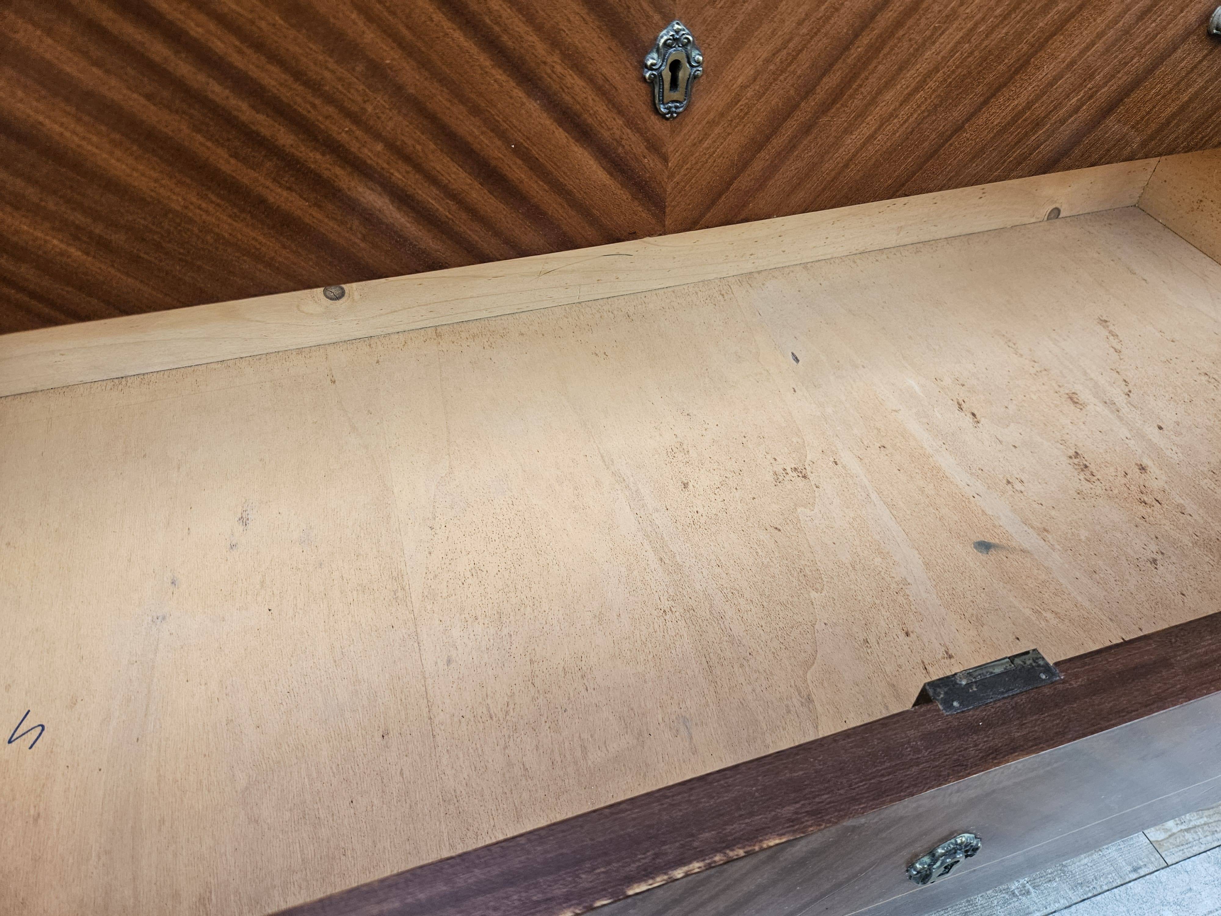 Commode des années 1980 en noyer, palissandre et érable.