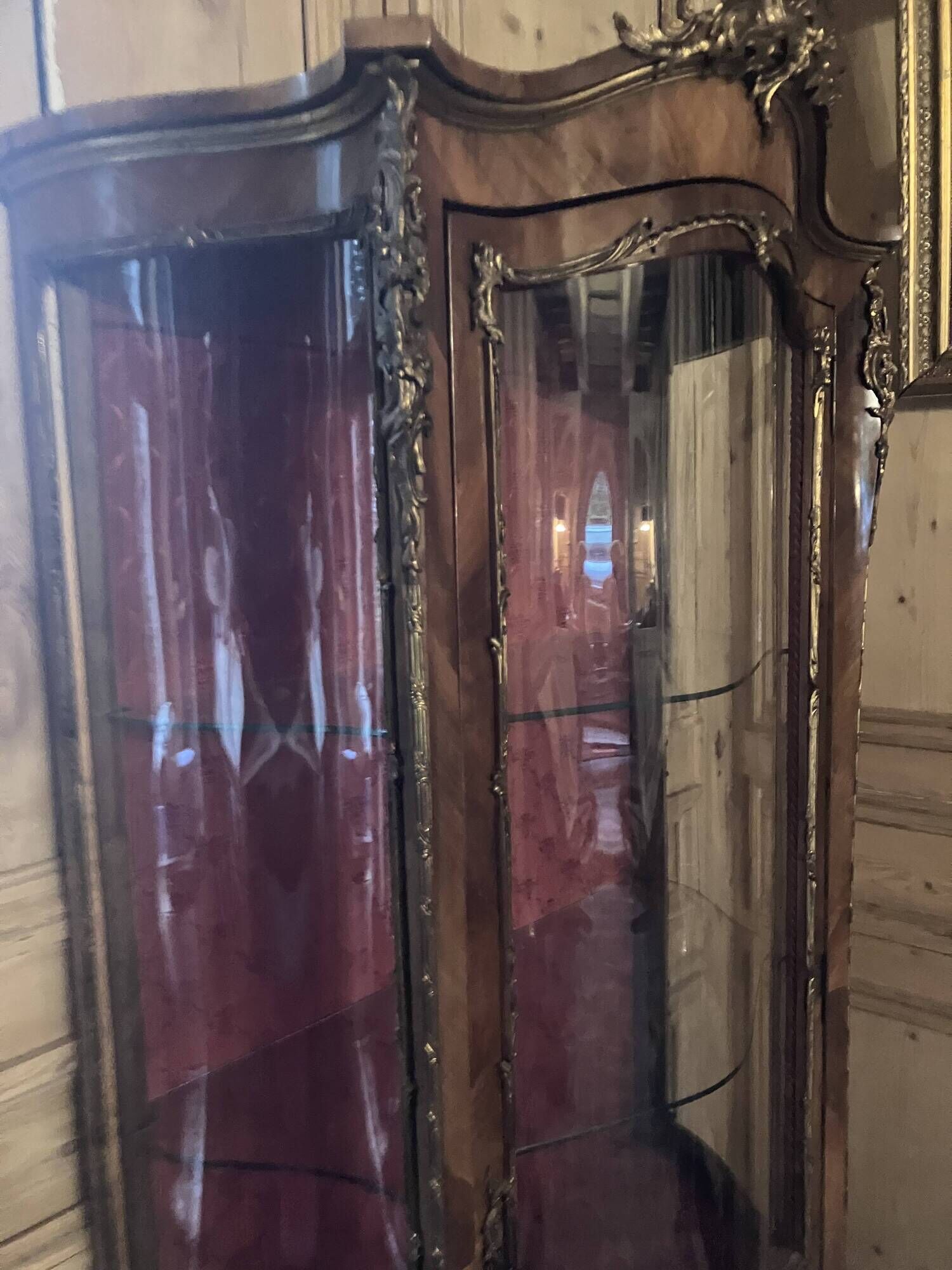 Display cabinet in Louis XV style from the late 19th century in painted wood.