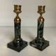 Paire de bougeoirs colonnes en marbre vert laiton