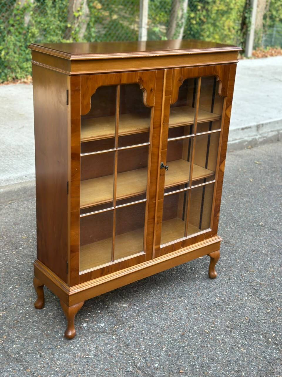 Chippendale display cabinet in wood, English Queen Anne dresser bookcase from 1960.