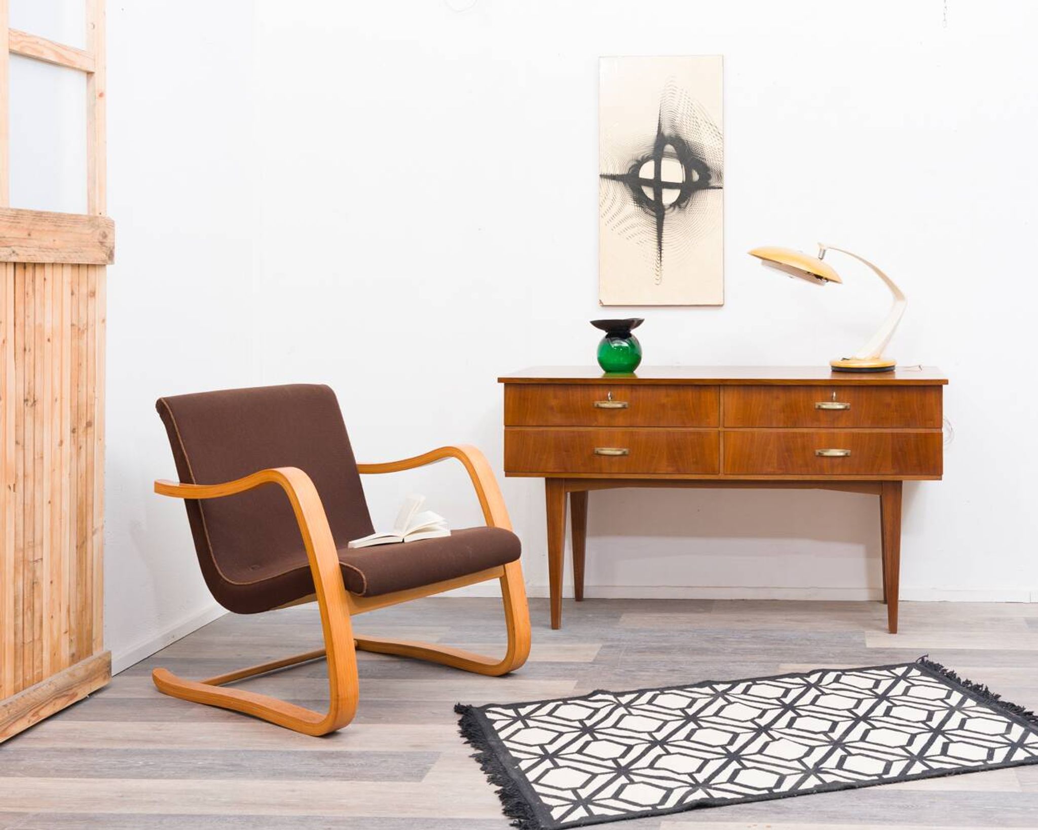 Enfilade/commode des années 1950 en noyer. Excellent état d'origine.